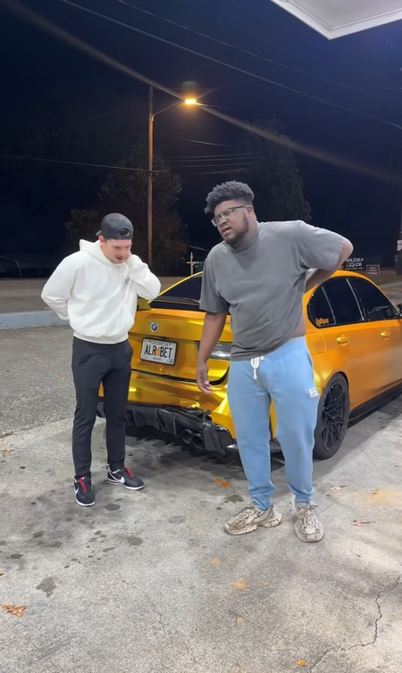 Collins semble se tenir le bas du dos, souffrant, tandis que son ami montre également des signes de douleur | Source : TikTok/marquaythegoat