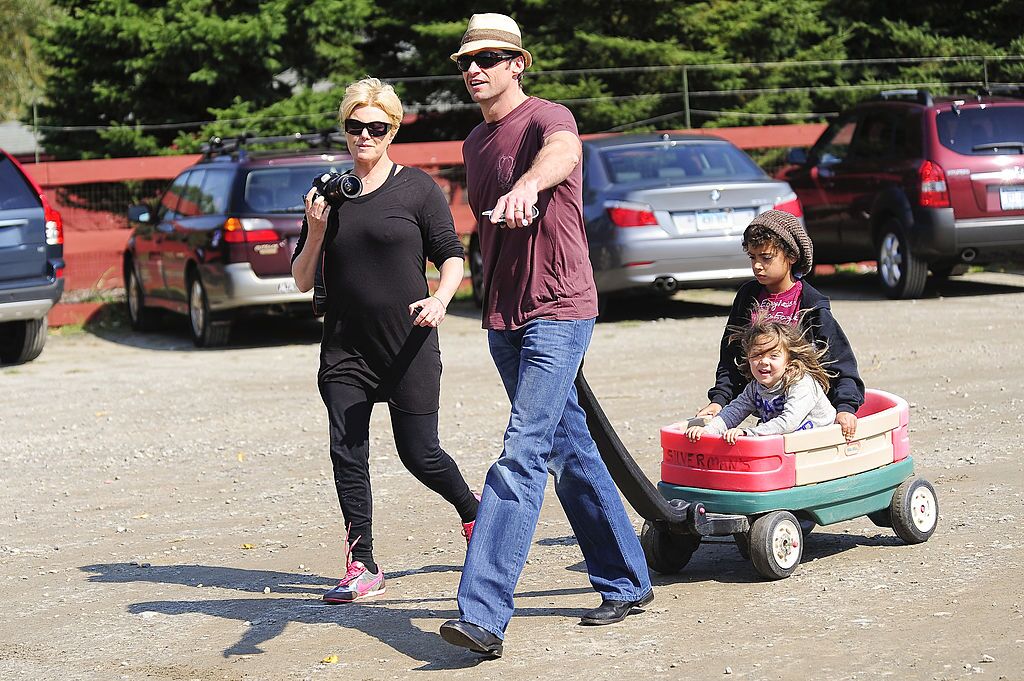 Deborra-Lee Furness, Hugh Jackman et leurs enfants Ava Jackman, et Oscar Jackman visitent la ferme Silverman. | Source : Getty Images