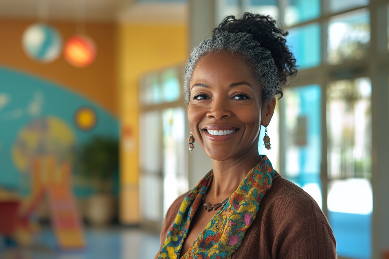 Femme souriant dans un centre pour enfants | Source : Midjourney