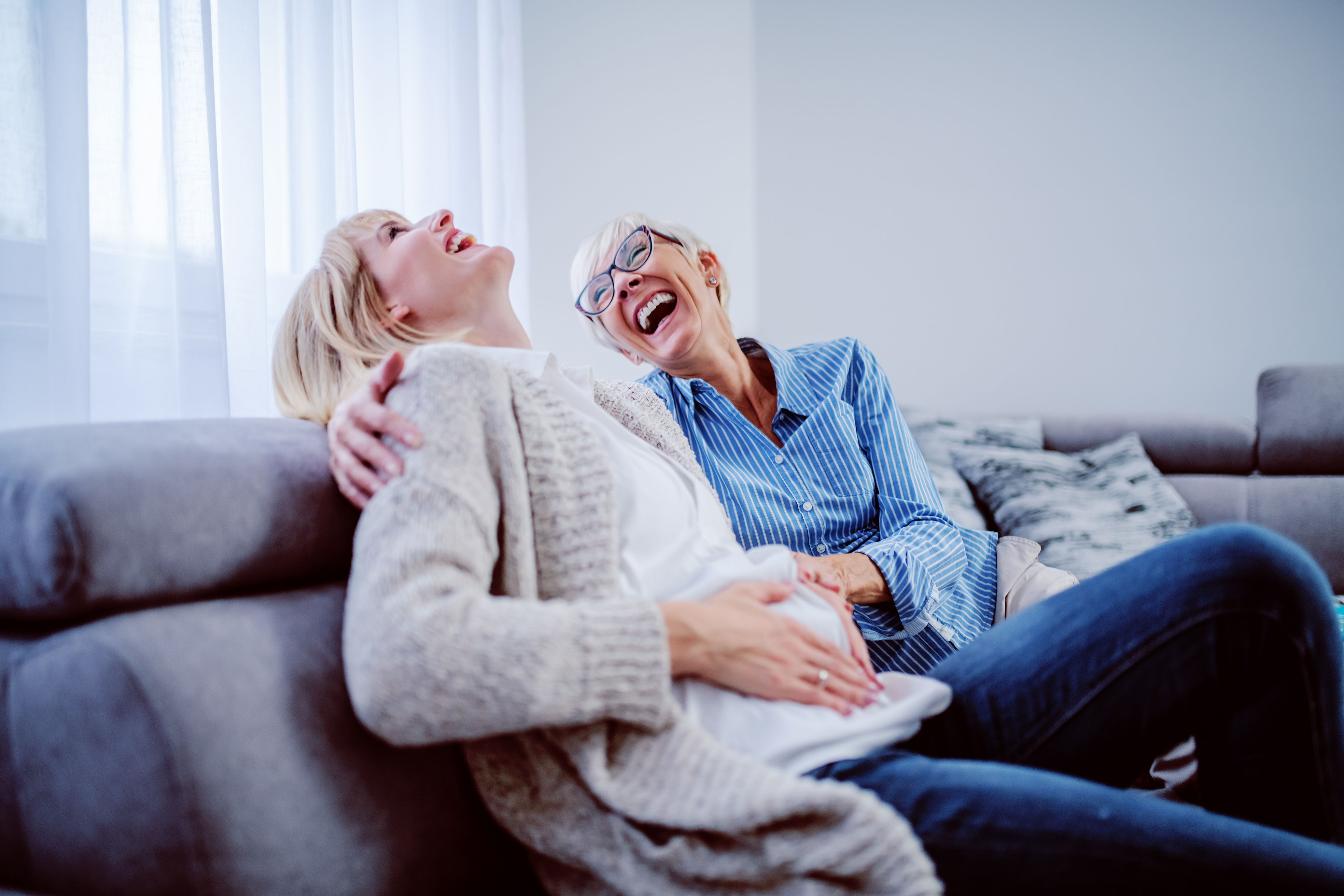 Une jeune femme et une femme âgée heureuses d'une grossesse | Source : Shutterstock