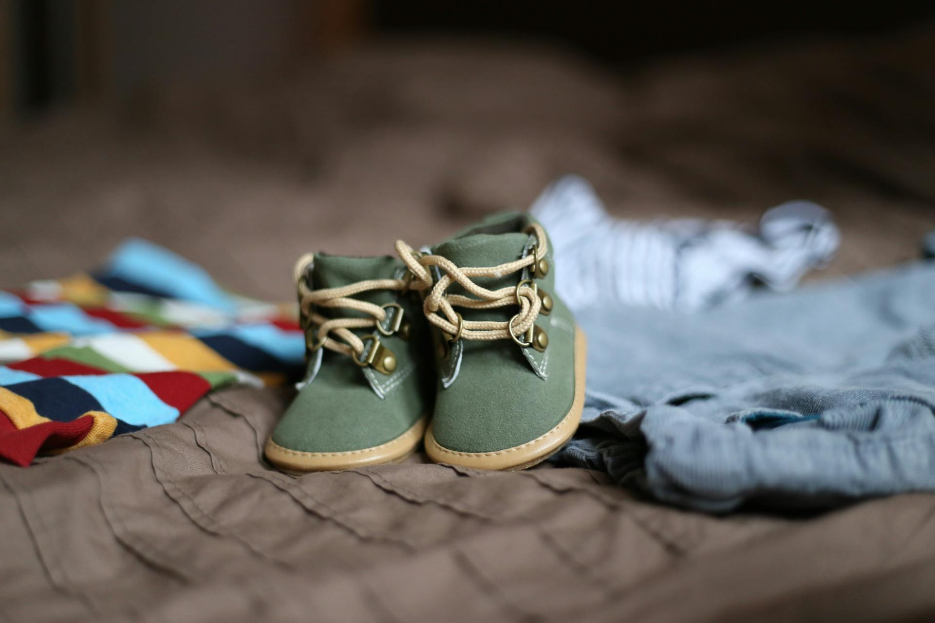 Les chaussures et les vêtements d'un bébé | Source : Pexels