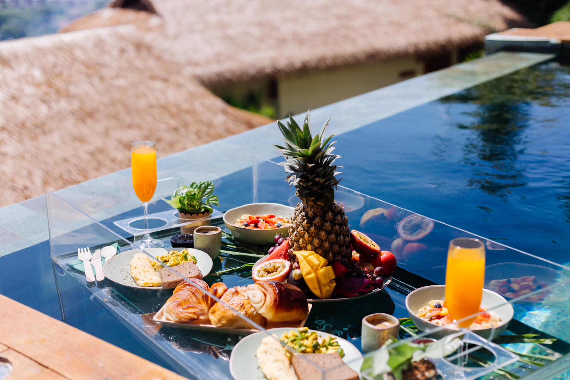 Petit déjeuner flottant sur une piscine dans une villa | Source : Freepik