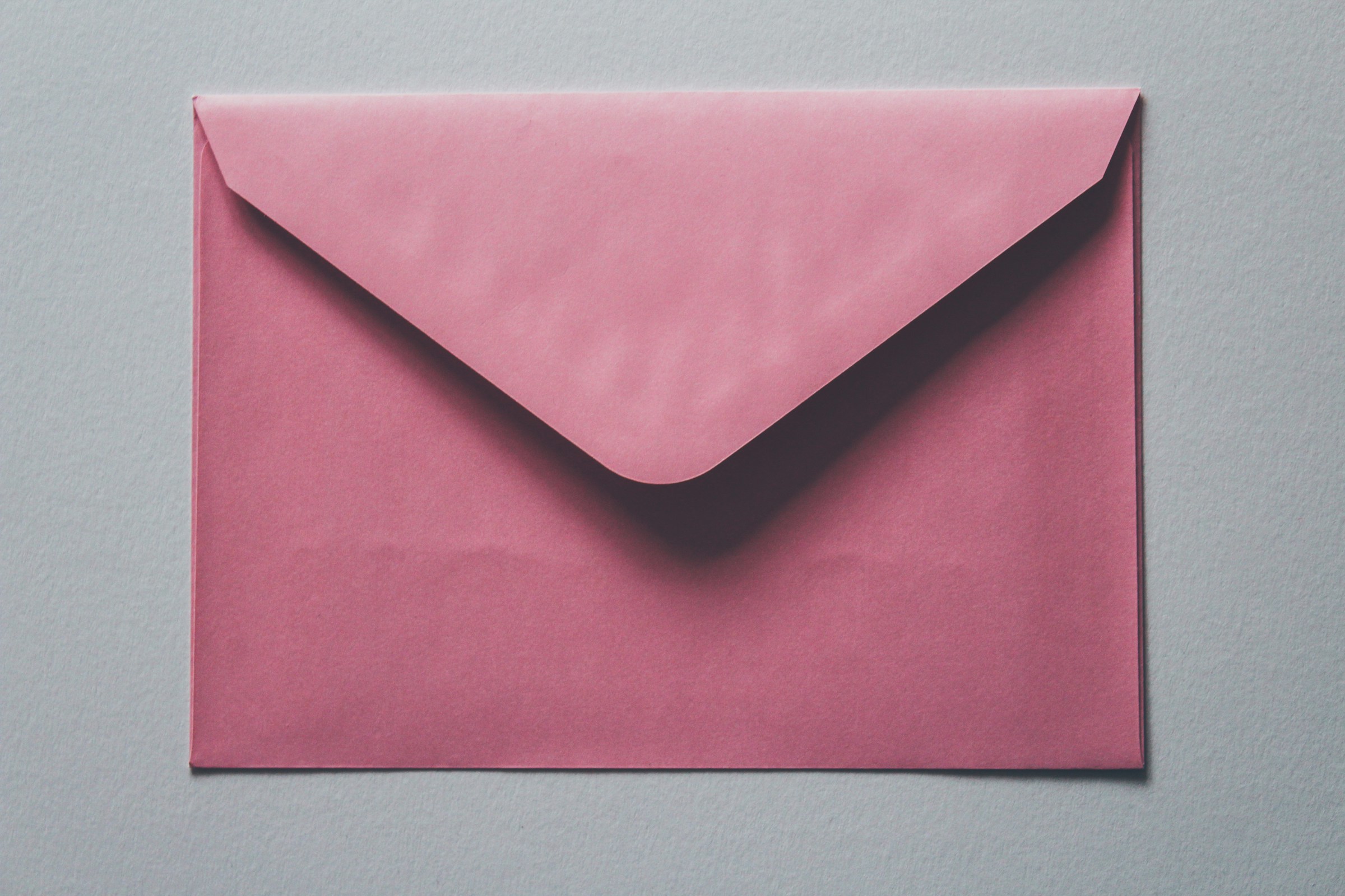 Une enveloppe rose | Source : Pexels