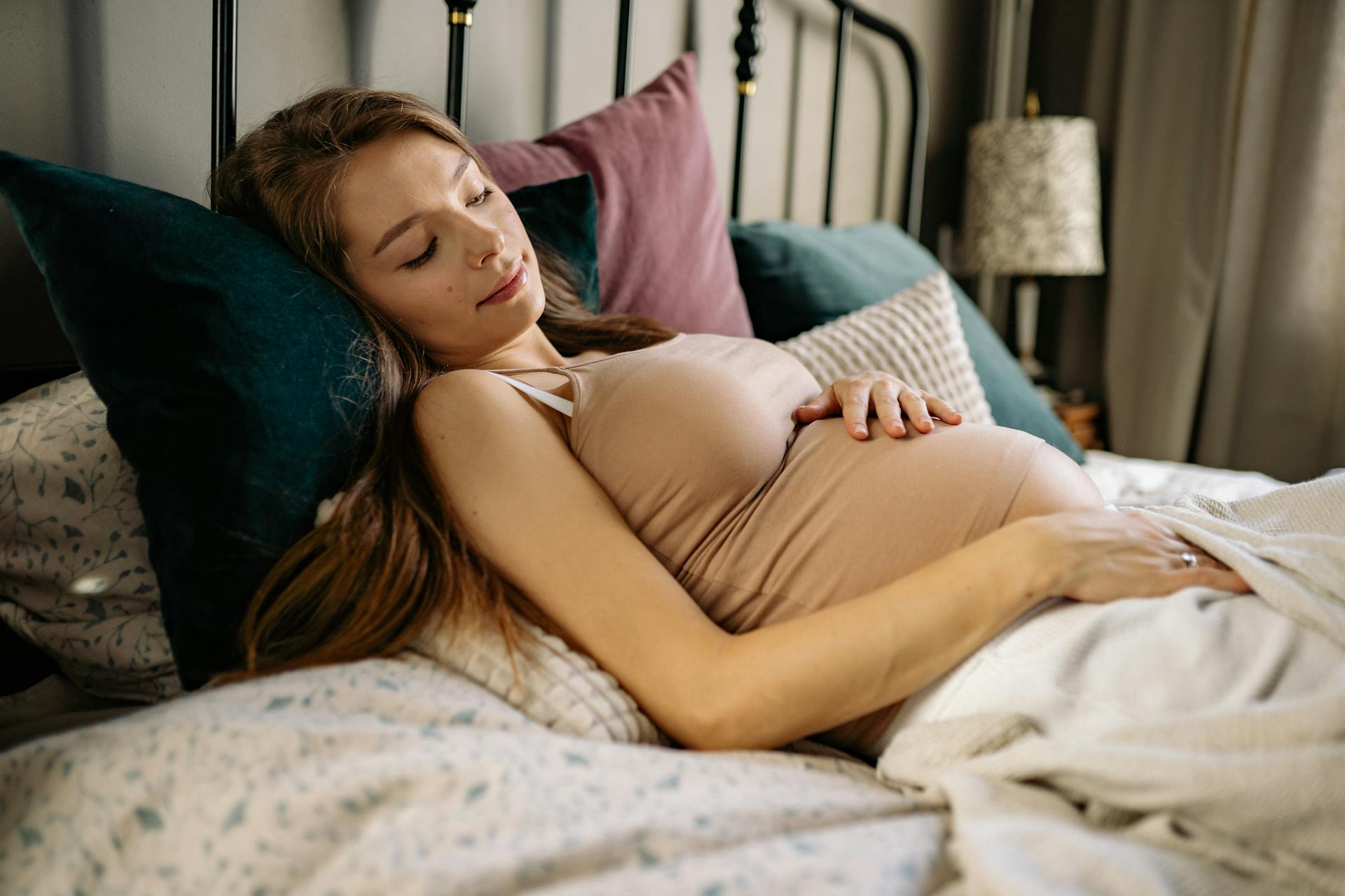 Une femme allongée dans son lit | Source : Pexels