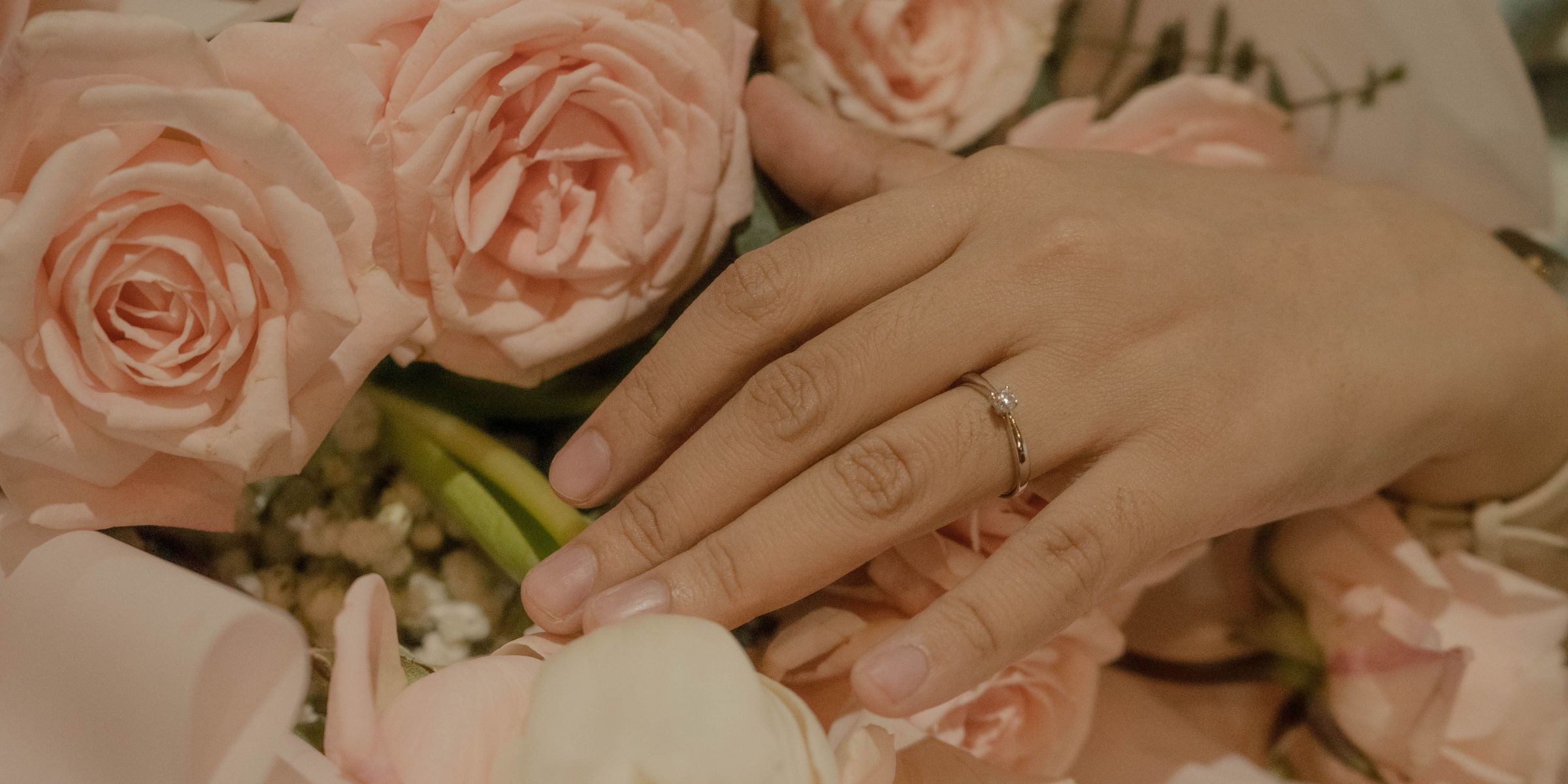 Une femme qui montre sa bague de fiançailles | Source : Pexels
