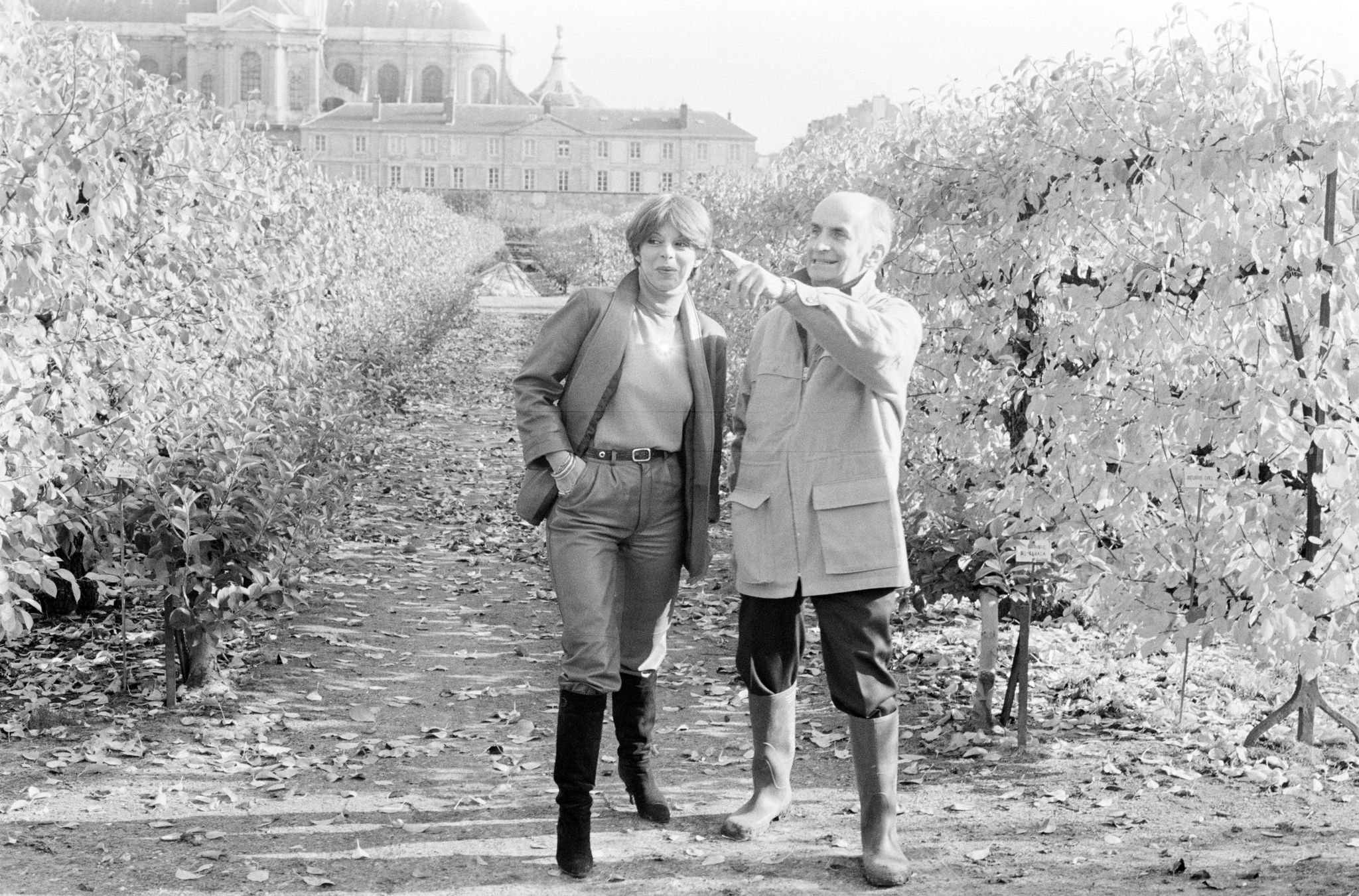 Louis de Funès et une journaliste de "Paris Match" au château de Clermont en 1981. l Source : Getty Images