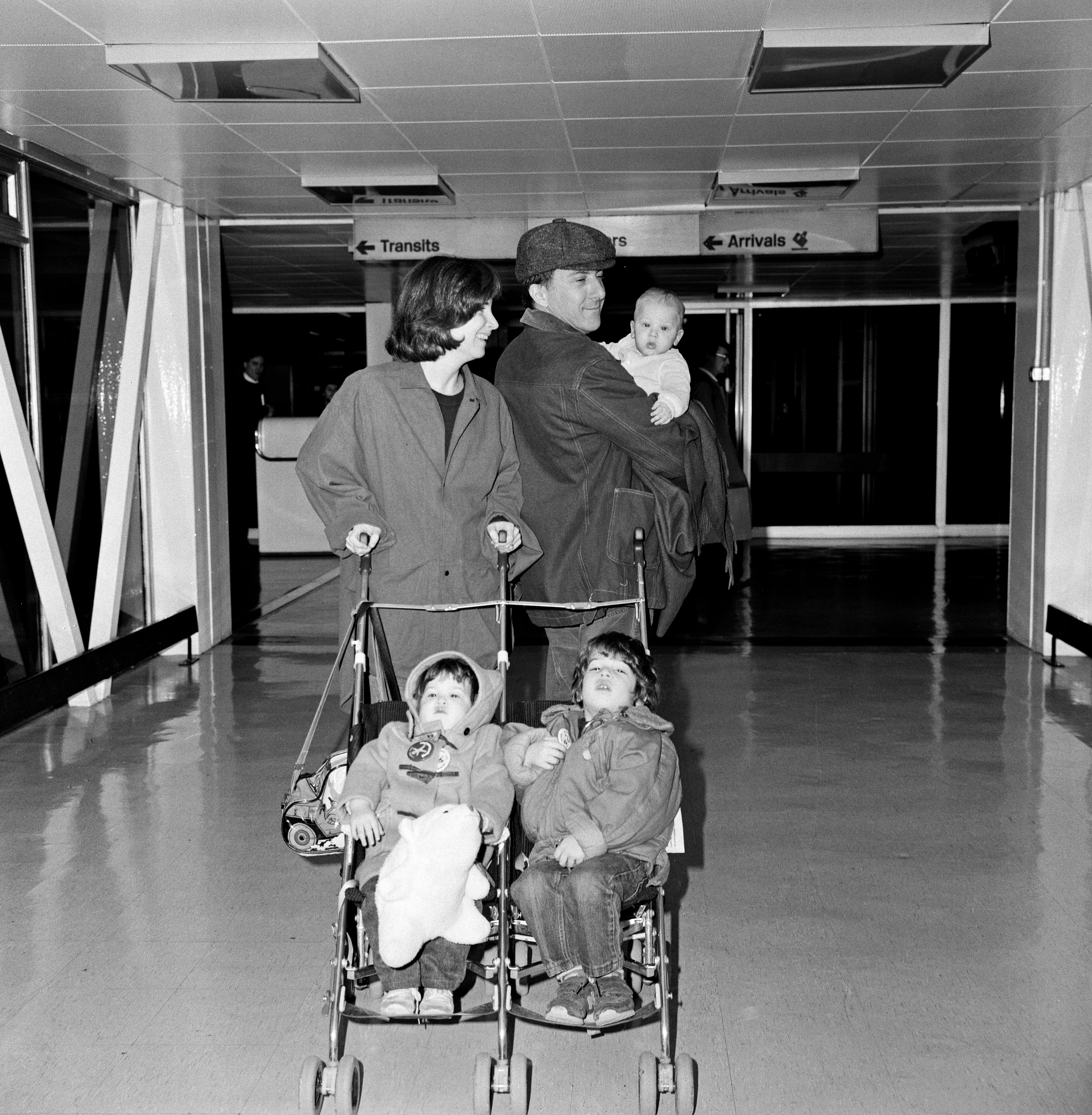 La femme, l'acteur, Jake, Rebecca et Max à l'aéroport d'Heathrow le 9 janvier 1985. | Source : Getty Images