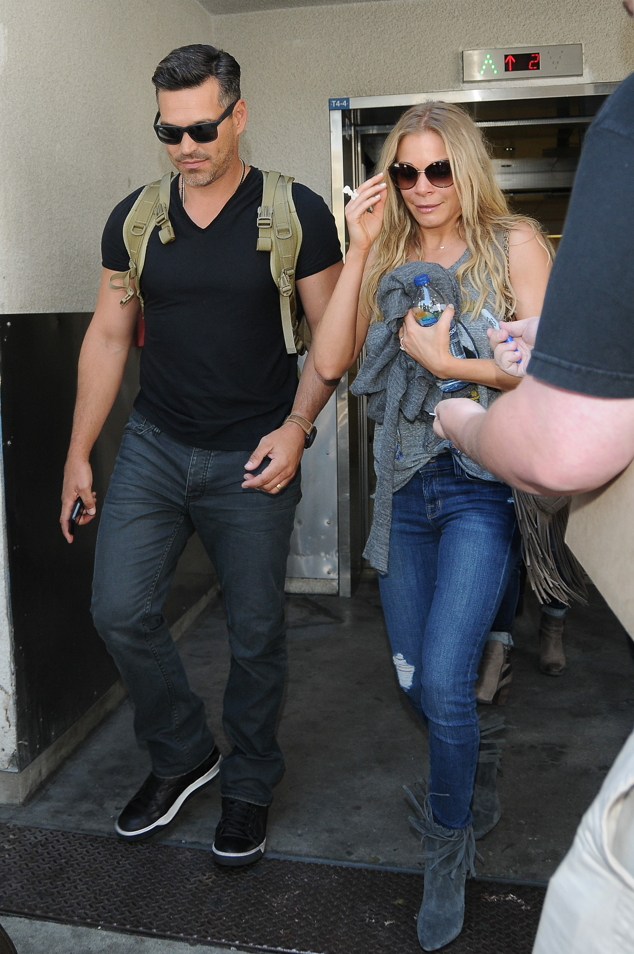 La star hollywoodienne et sa femme LeAnn Rimes aperçues à l'aéroport de Los Angeles le 21 juillet 2014, à Los Angeles, en Californie. | Source : Getty Images