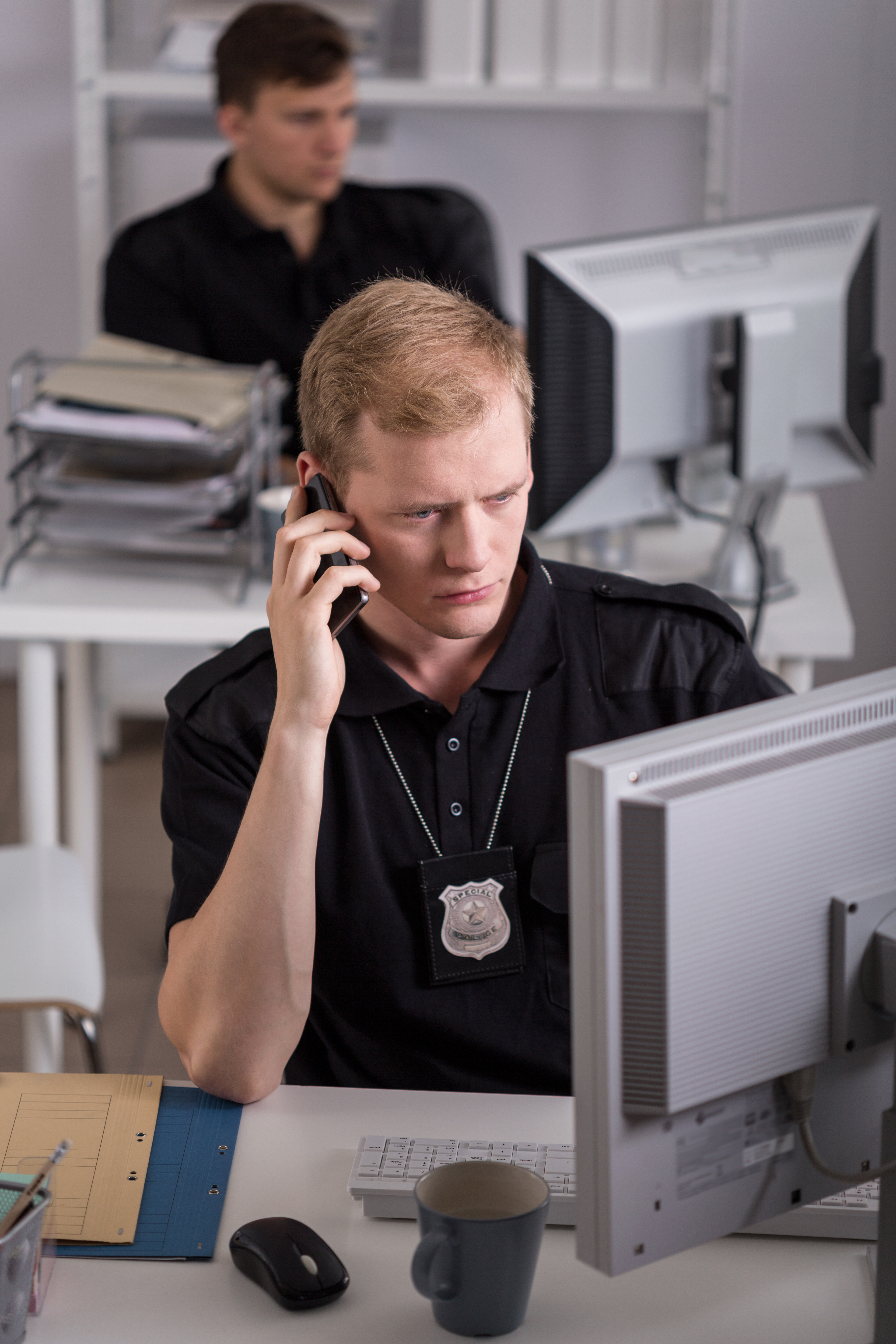 Policía hablando por teléfono | Fuente: Shutterstock.com