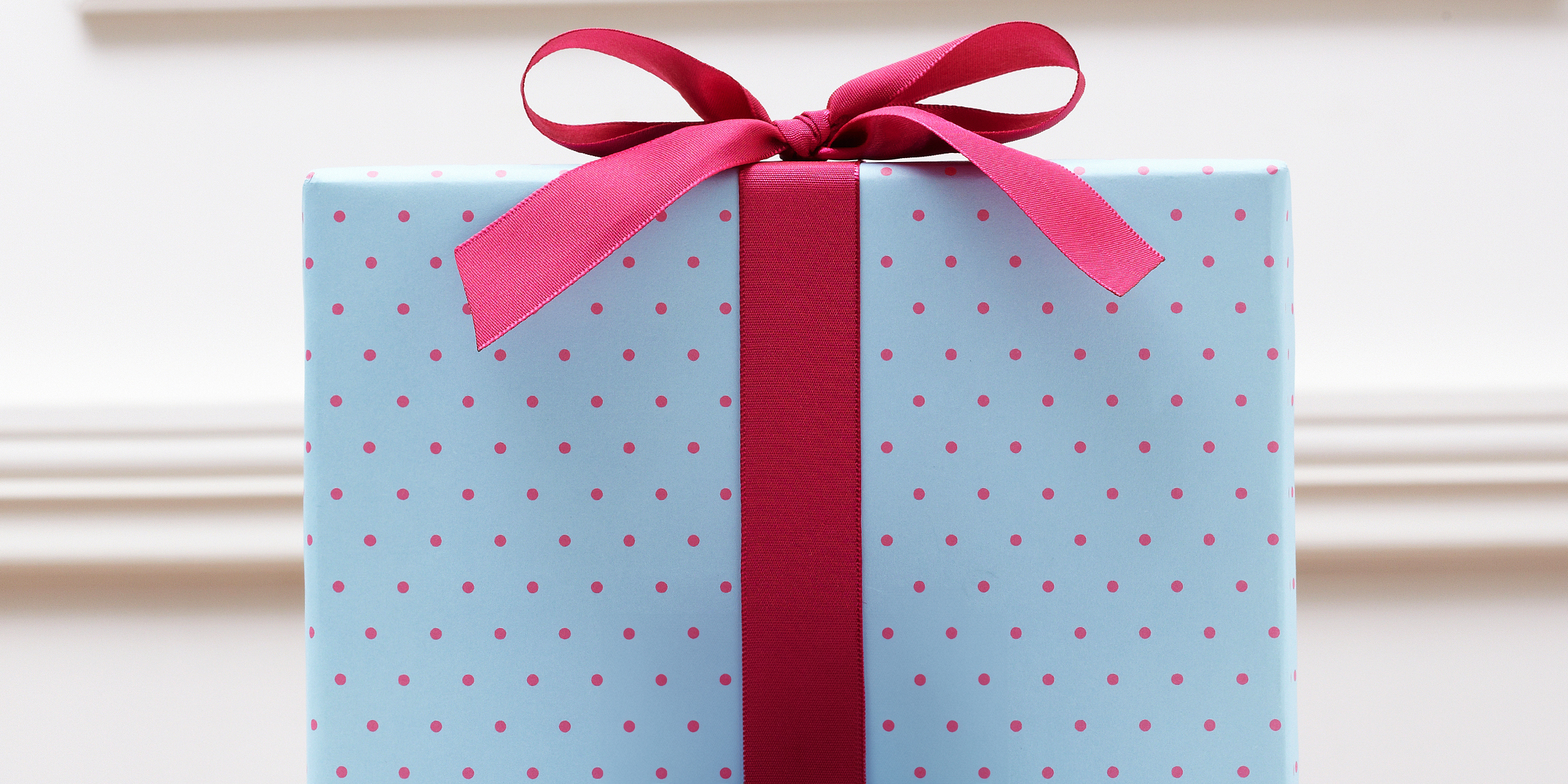 Un cadeau emballé | Source : Shutterstock