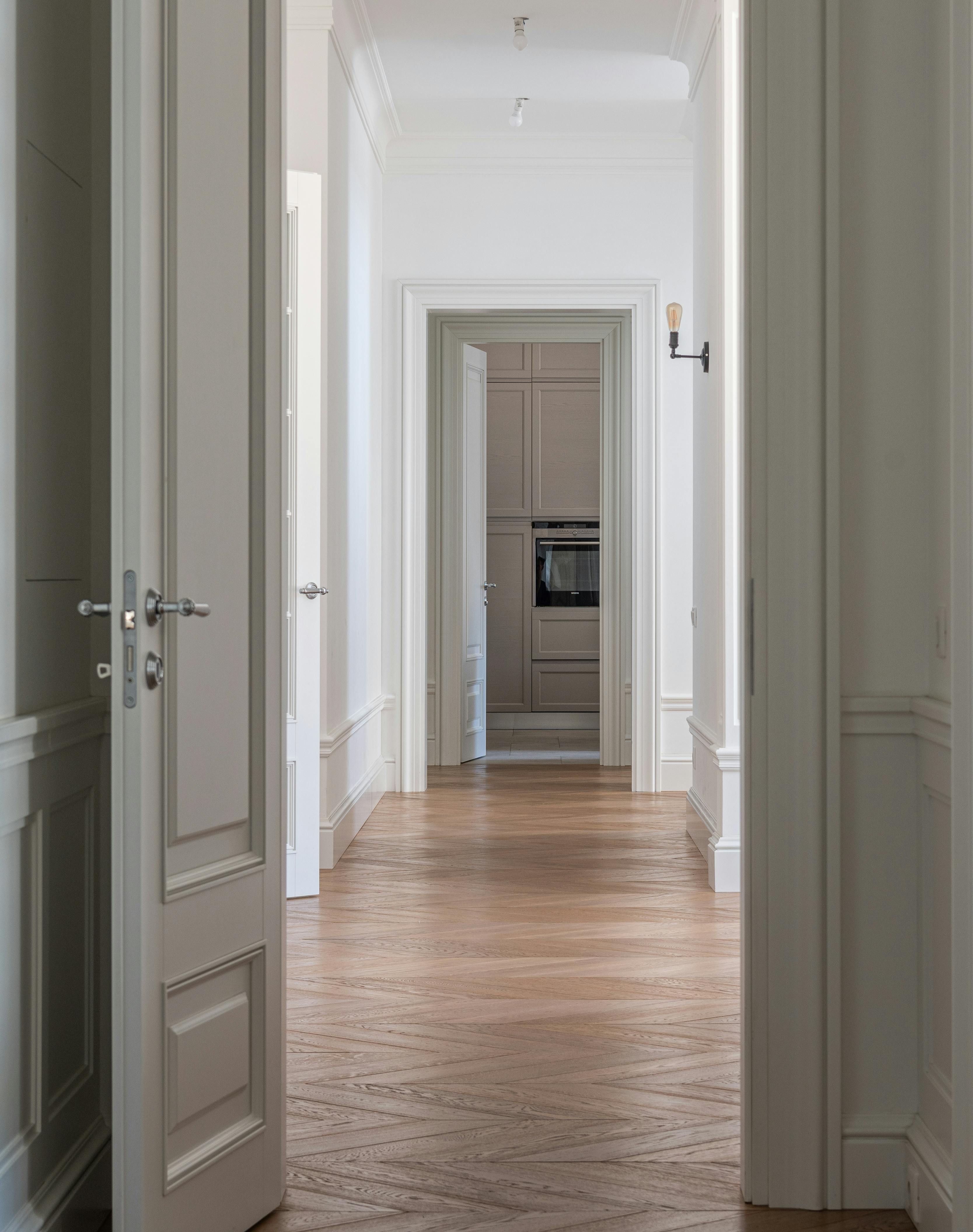 Murs peints en blanc dans le couloir | Source : Pexels