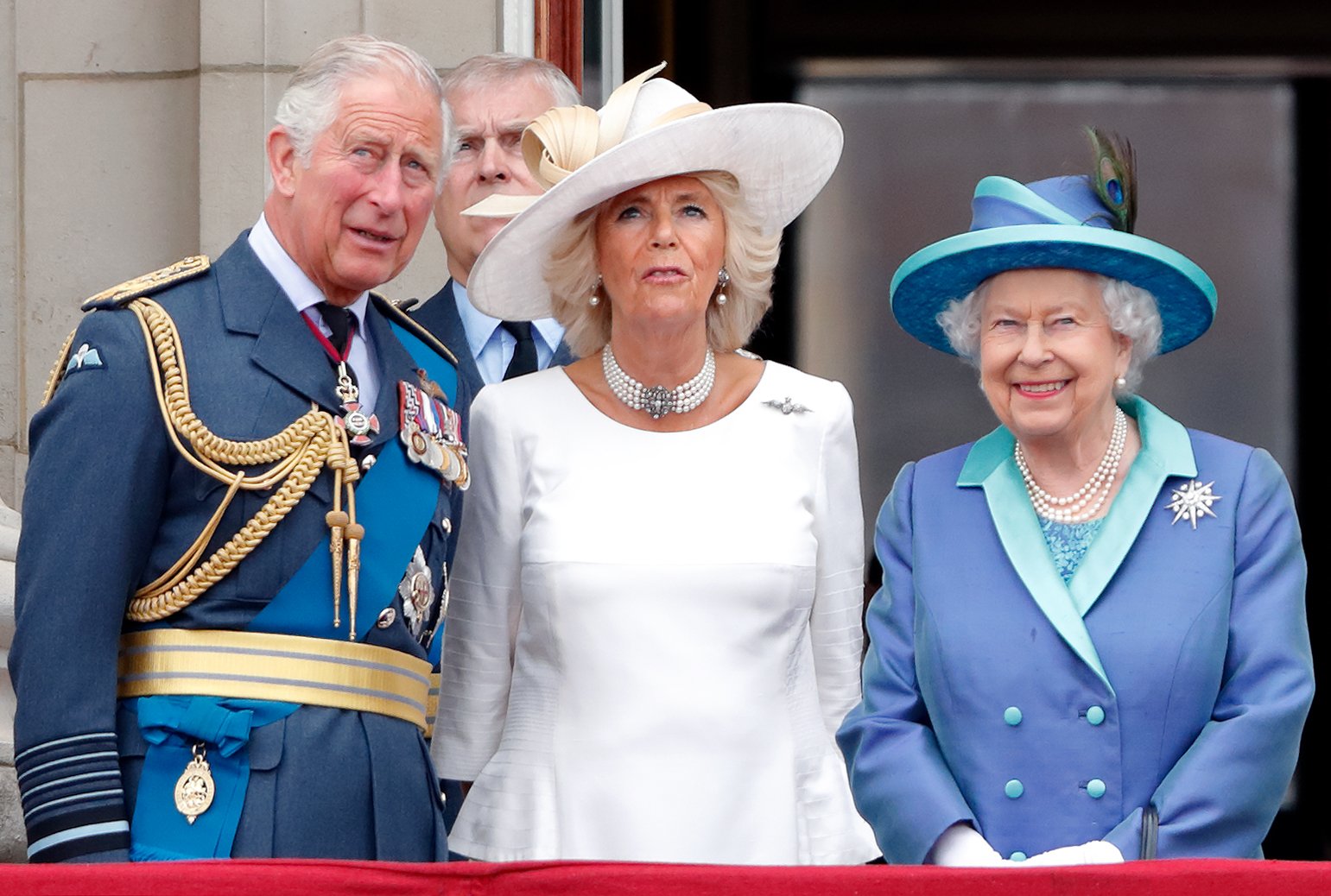 Le prince Charles, Camilla Parker-Bowles et la reine Elizabeth II assistent à un défilé aérien pour marquer le centenaire de la Royal Air Force depuis le balcon du palais de Buckingham, le 10 juillet 2018 à Londres, en Angleterre | Source : Getty Images