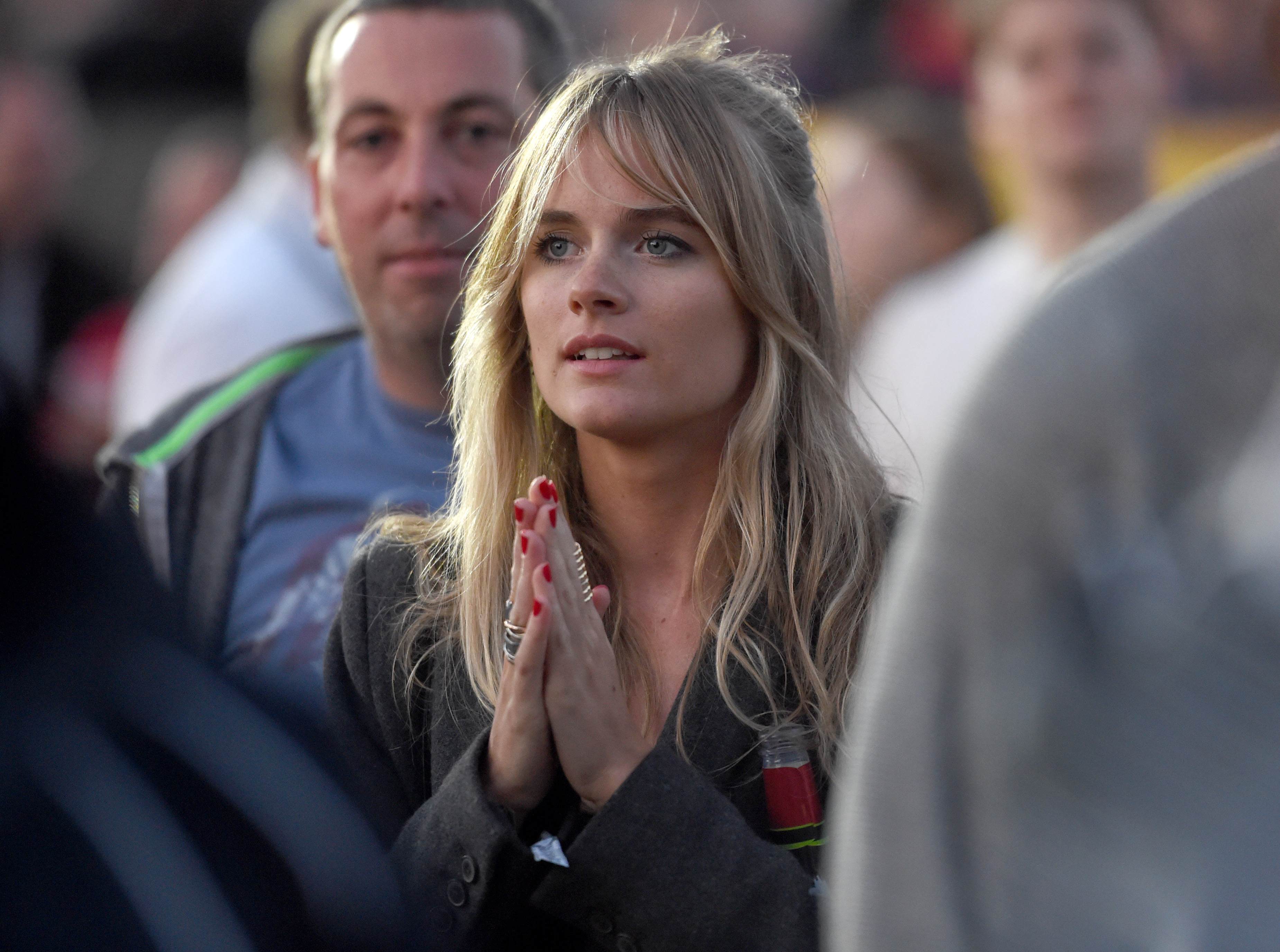 Cressida Bonas regarde le concert de la cérémonie de clôture des Invictus Games au Parc olympique le 15 septembre 2014 | Source : Getty Images