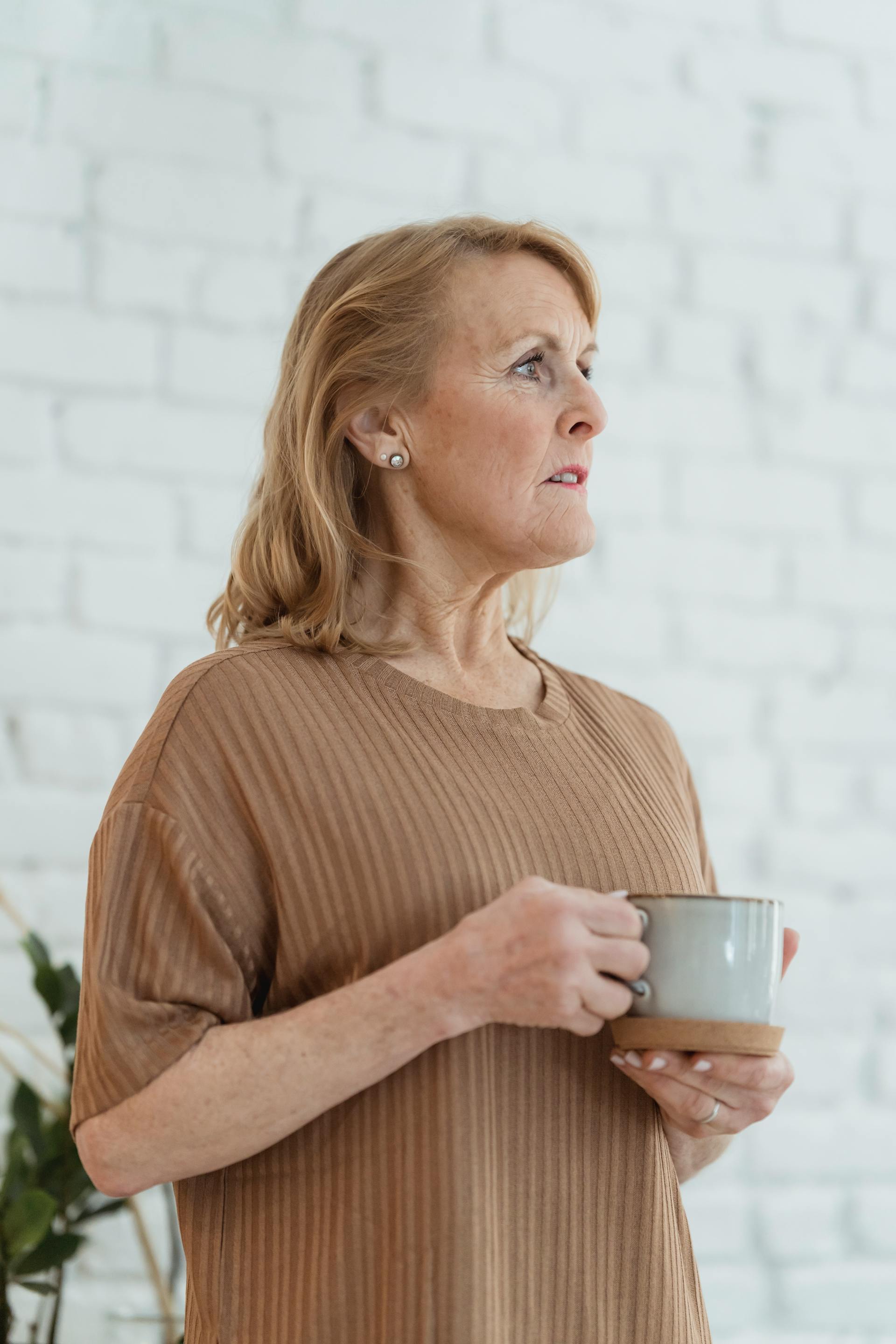 Une femme âgée qui tient une tasse | Source : Pexels