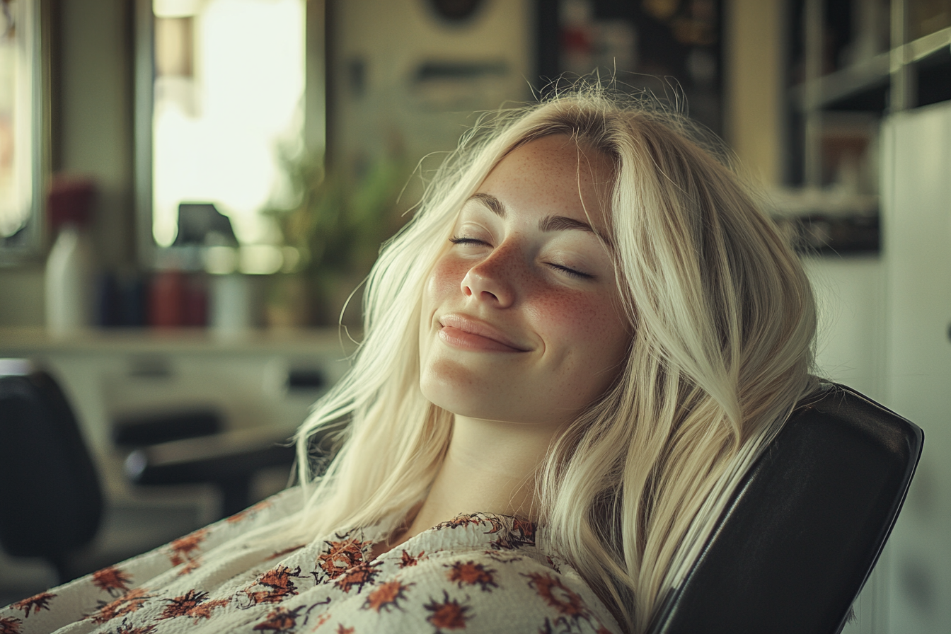 Une femme se détend sur la chaise d'un salon de coiffure | Source : Midjourney