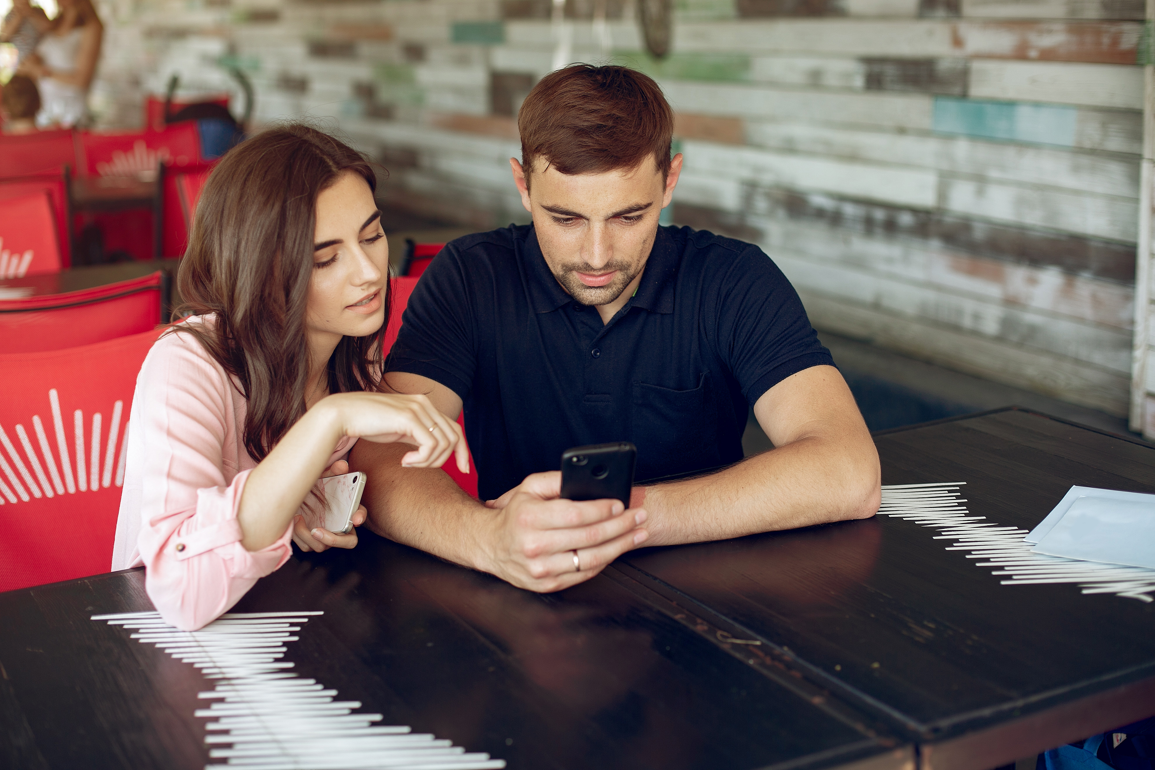 Un couple qui regarde l'écran d'un téléphone | Source : Midjourney