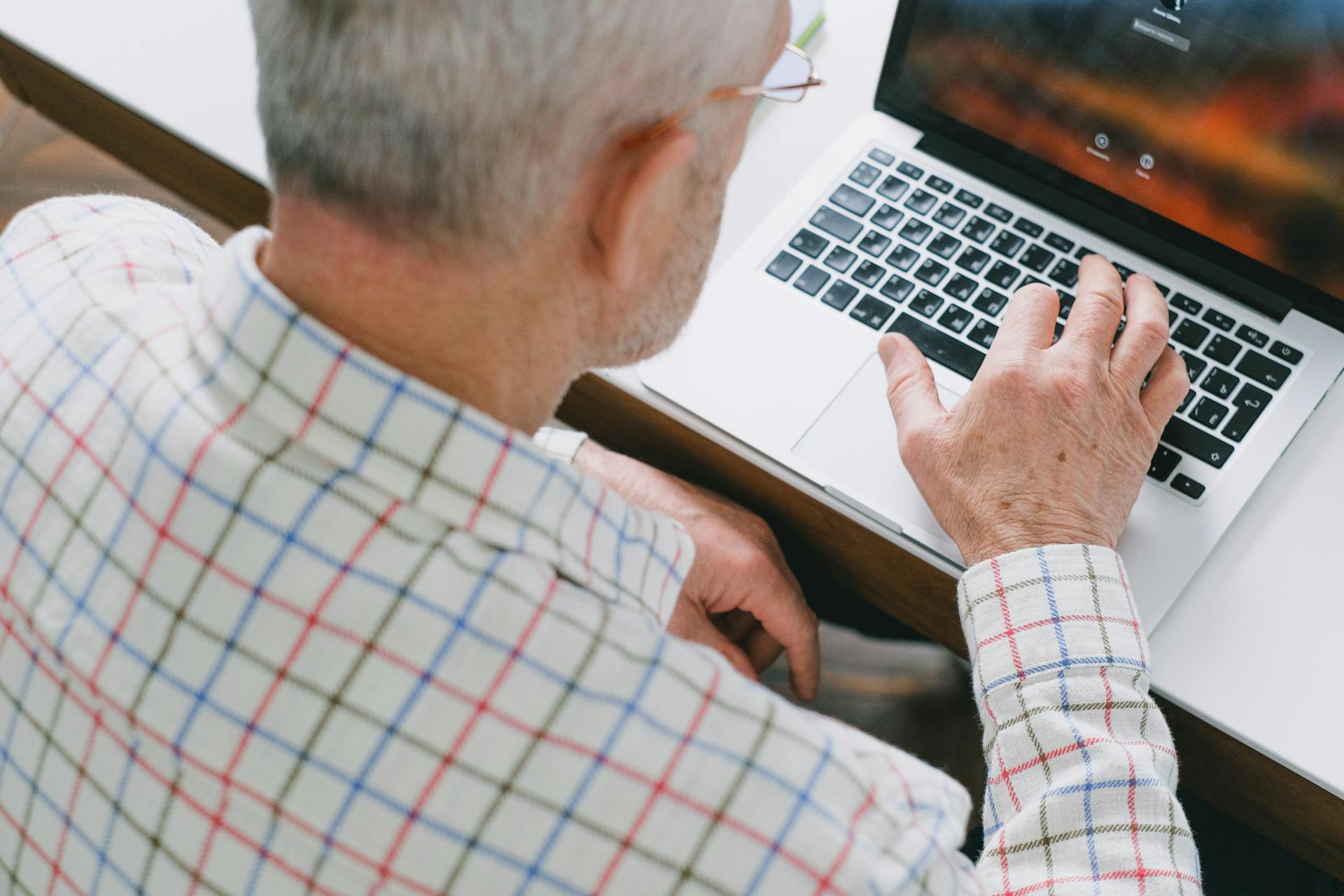 Un homme âgé utilisant un ordinateur portable | Source : Pexels