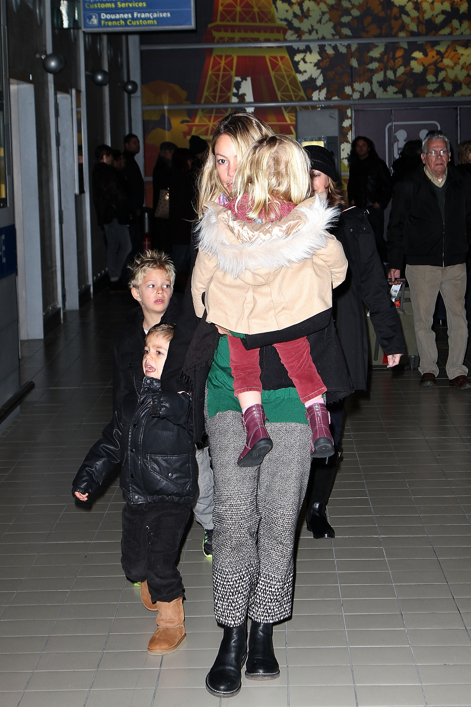 Christine Baumgartner, ses fils Hayes et Cayden et sa fille Grace Avery arrivent à l'aéroport de Roissy le 15 janvier 2013 à Paris, France | Source : Getty Images