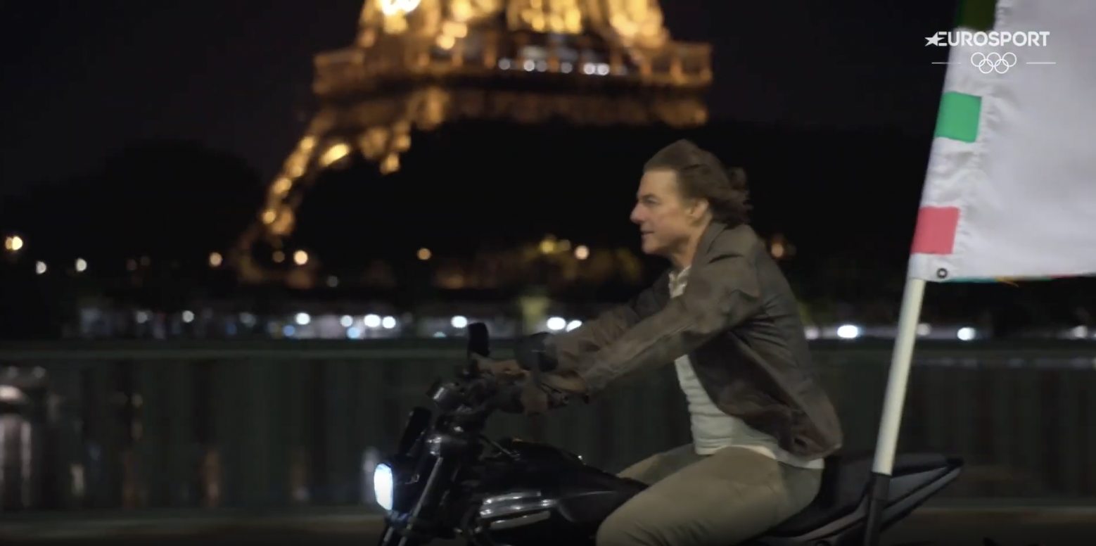 Tom Cruise partant avec le drapeau olympique, posté le 12 août 2024 | Source : YouTube/Eurosport