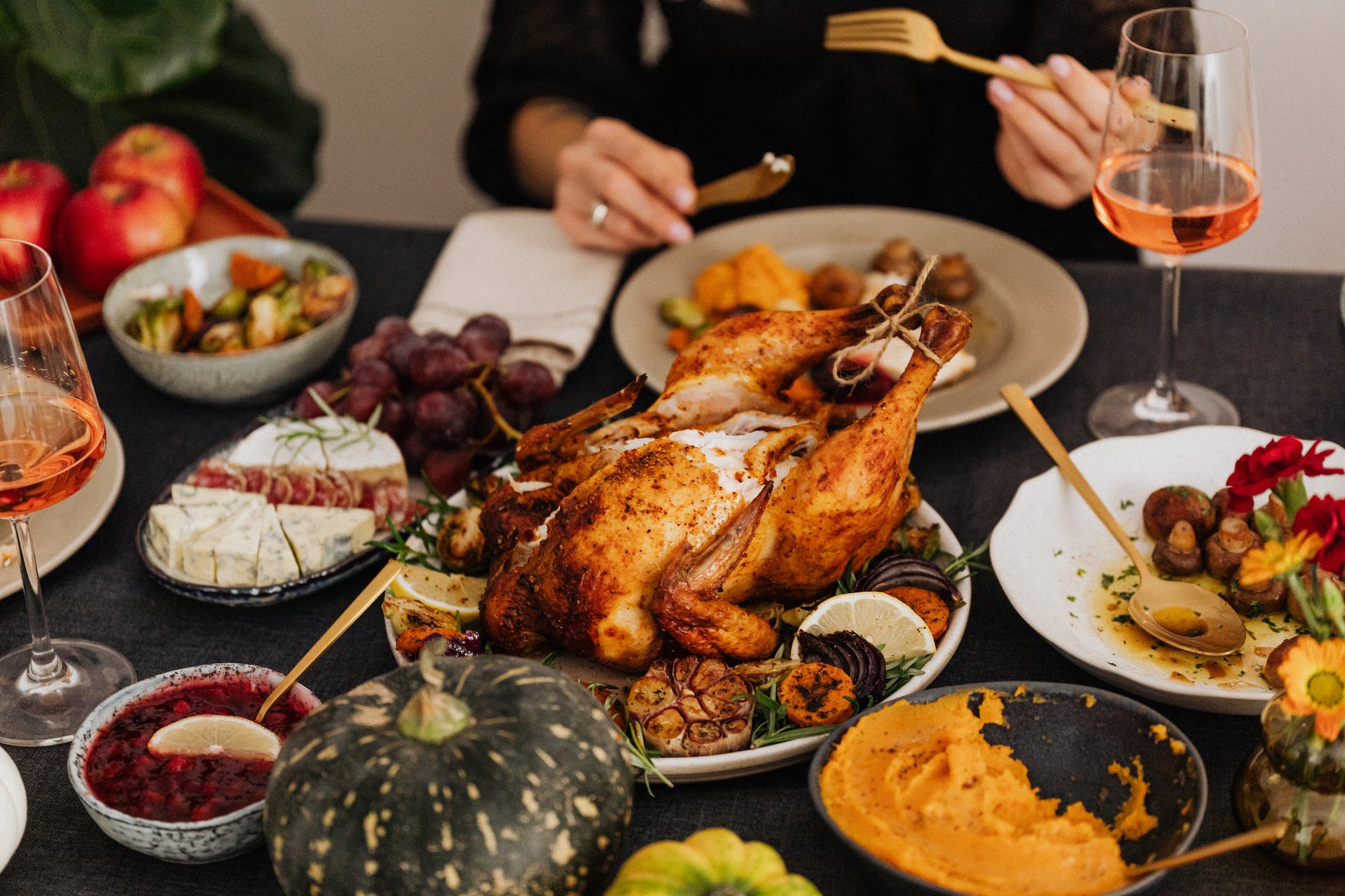 Dinde rôtie et plats d'accompagnement placés sur la table pour le dîner de Thanksgiving | Source : Pexels