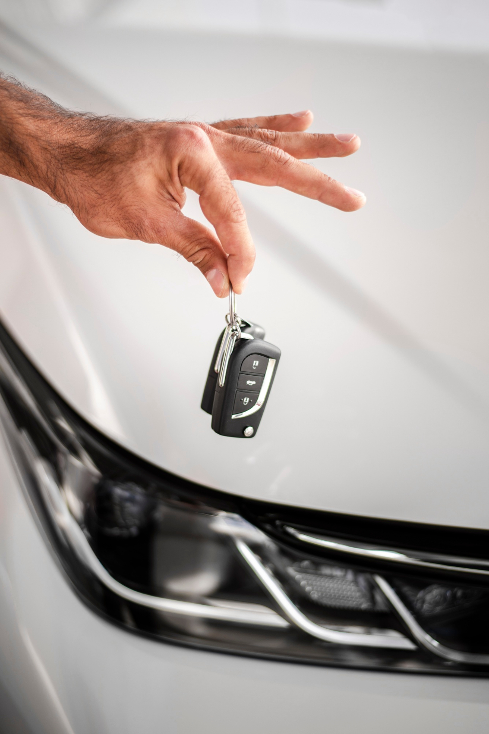 Un homme tenant des clés de voiture | Source : Freepik