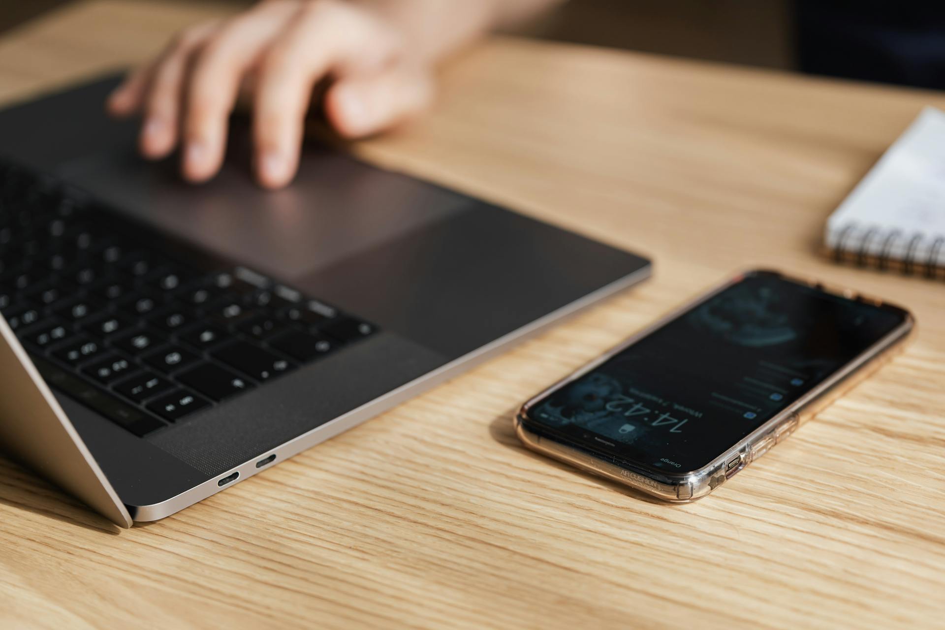 Un téléphone sur une table | Source : Pexels