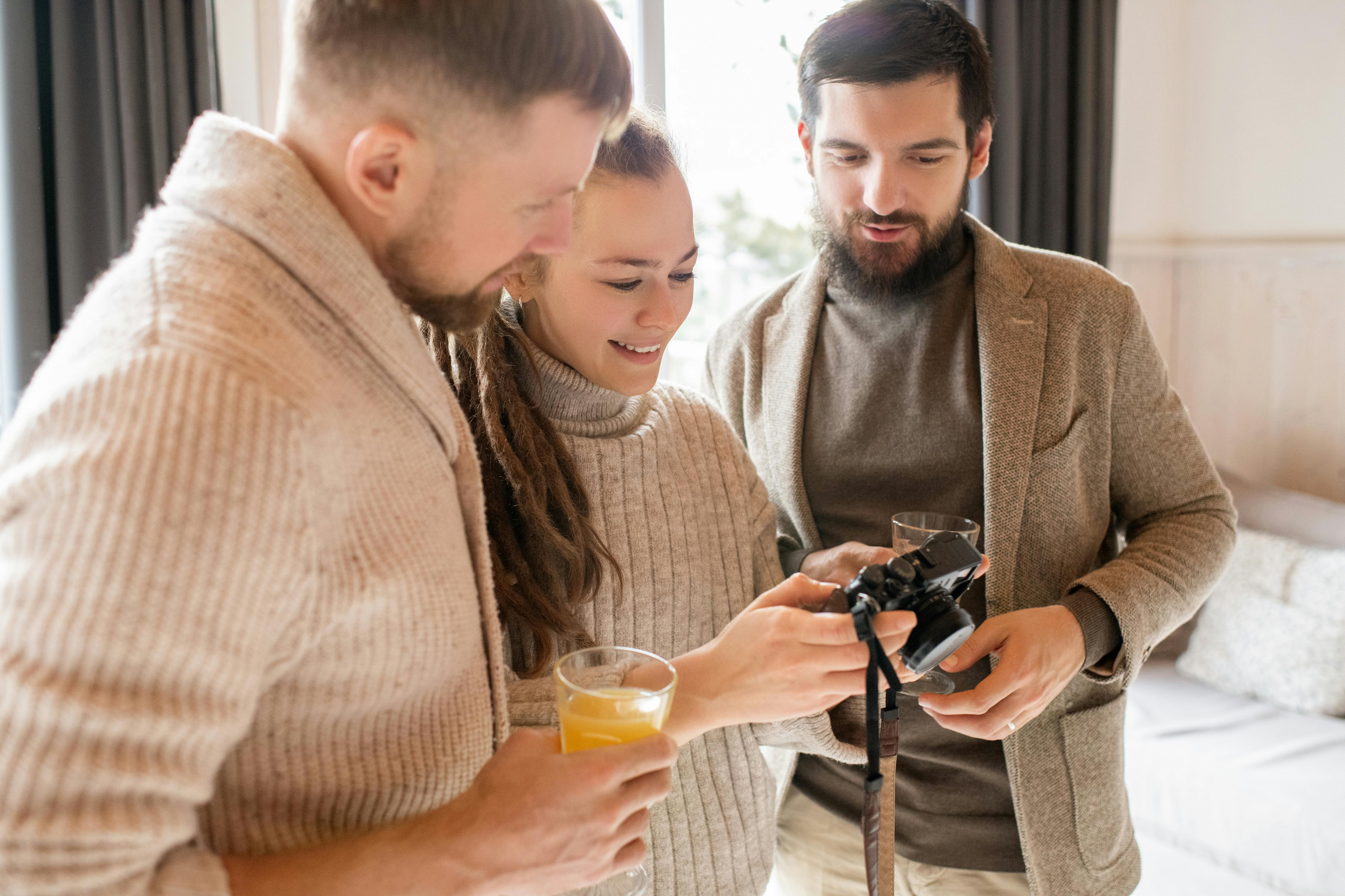 Une photo de trois personnes regardant un appareil photo | Source : Pexels