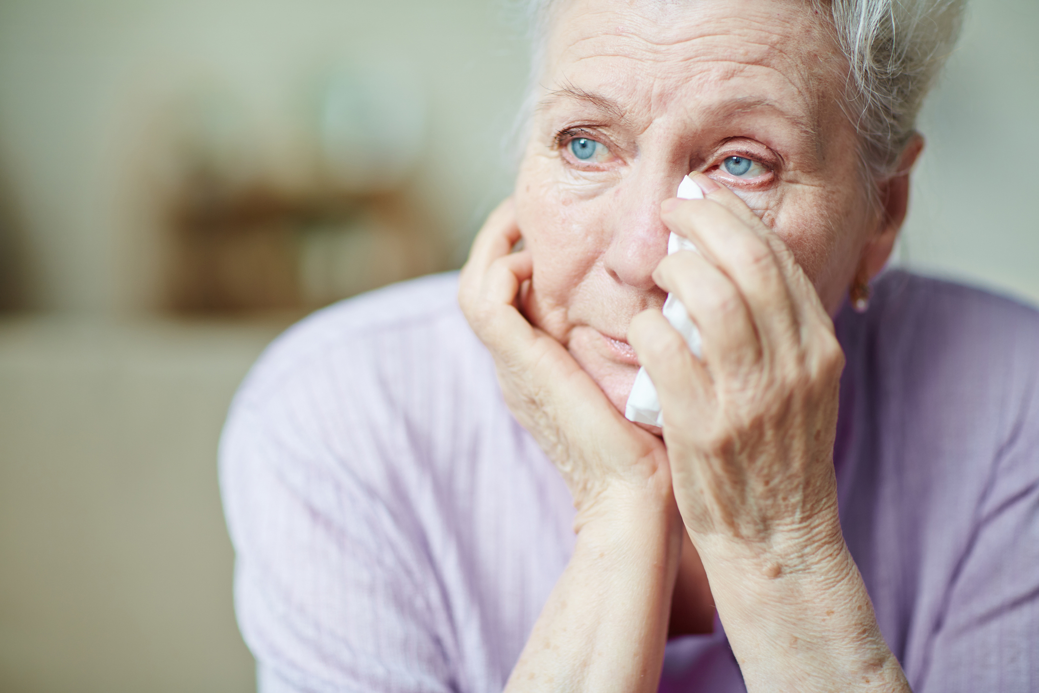 Une femme bouleversée essuie ses larmes | Source : Getty Images