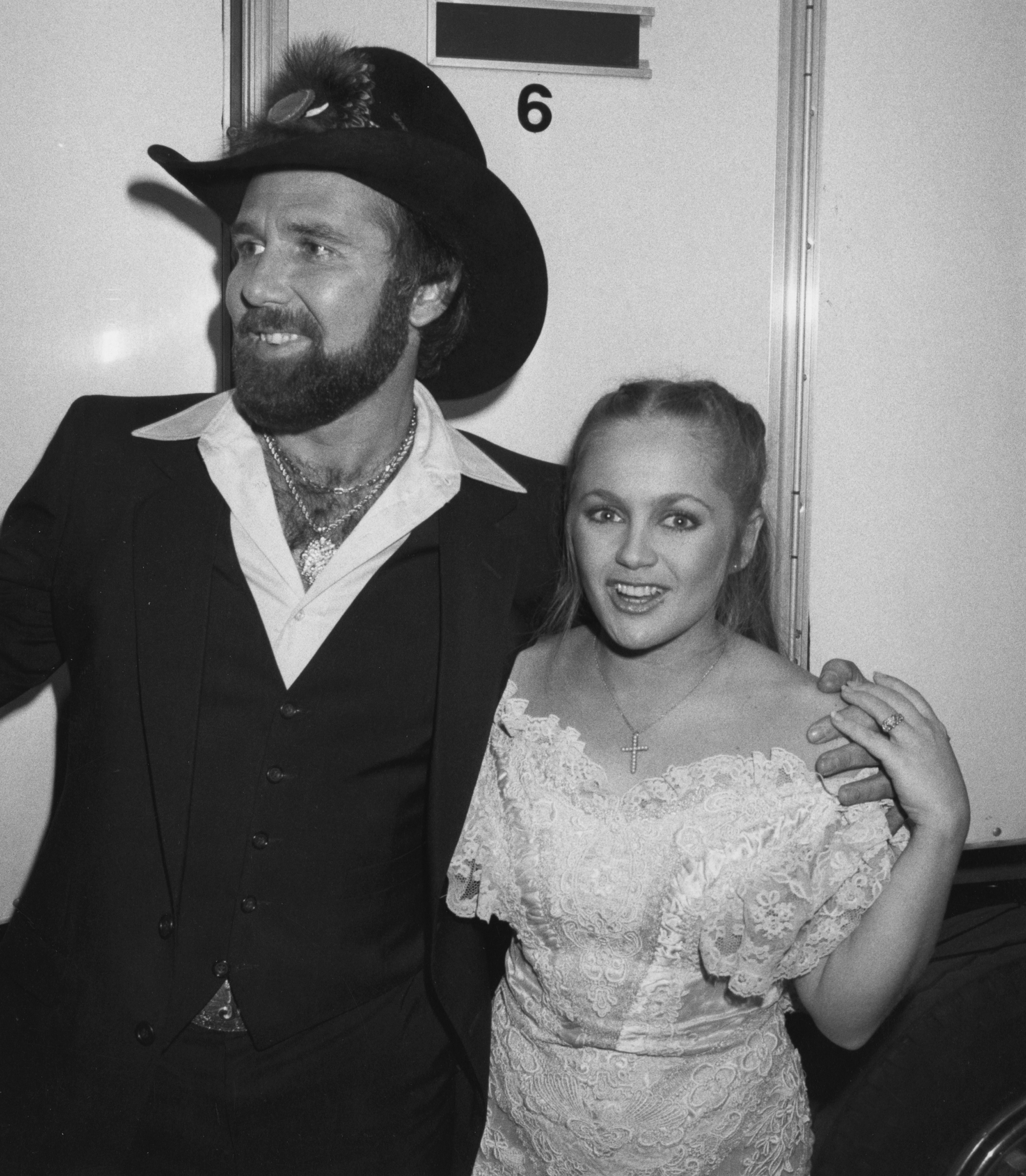 L'actrice et le chanteur Johnny Lee assistent à la neuvième édition des American Music Awards le 25 janvier 1982 au Shrine Auditorium de Los Angeles, Californie | Source : Getty Images