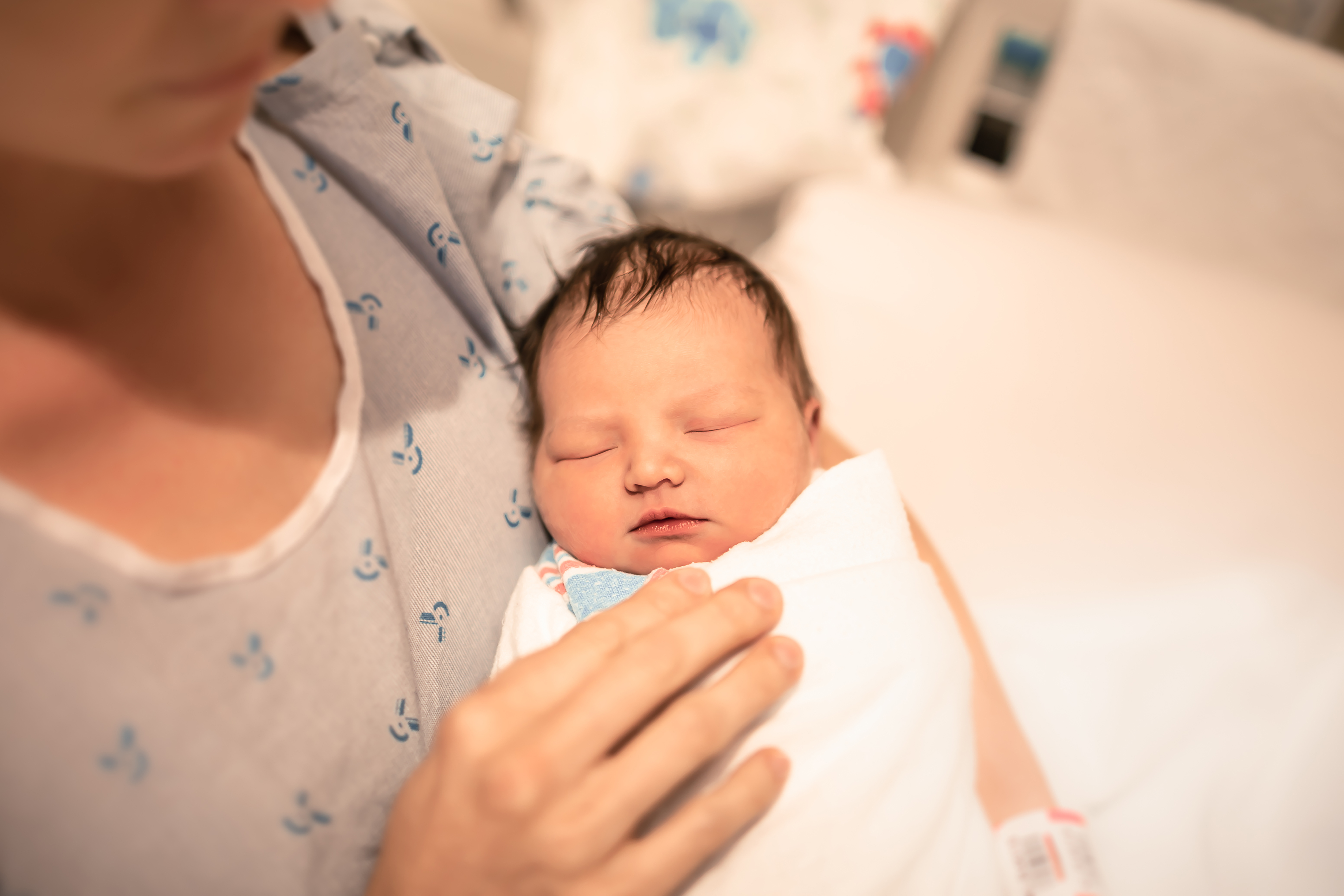 Une mère tenant son nouveau-né Source : Shutterstock