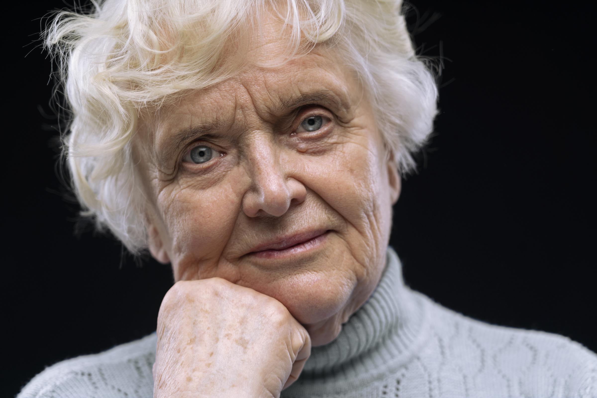 Une femme âgée à l'air triste | Source : Freepik