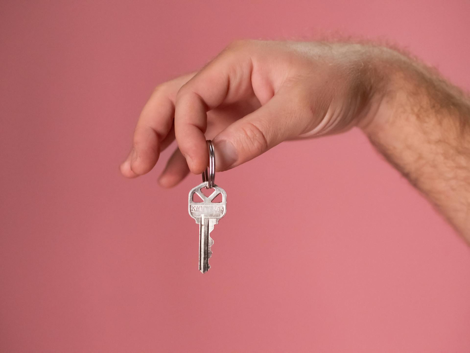 Un homme tendant une clé | Source : Pexels