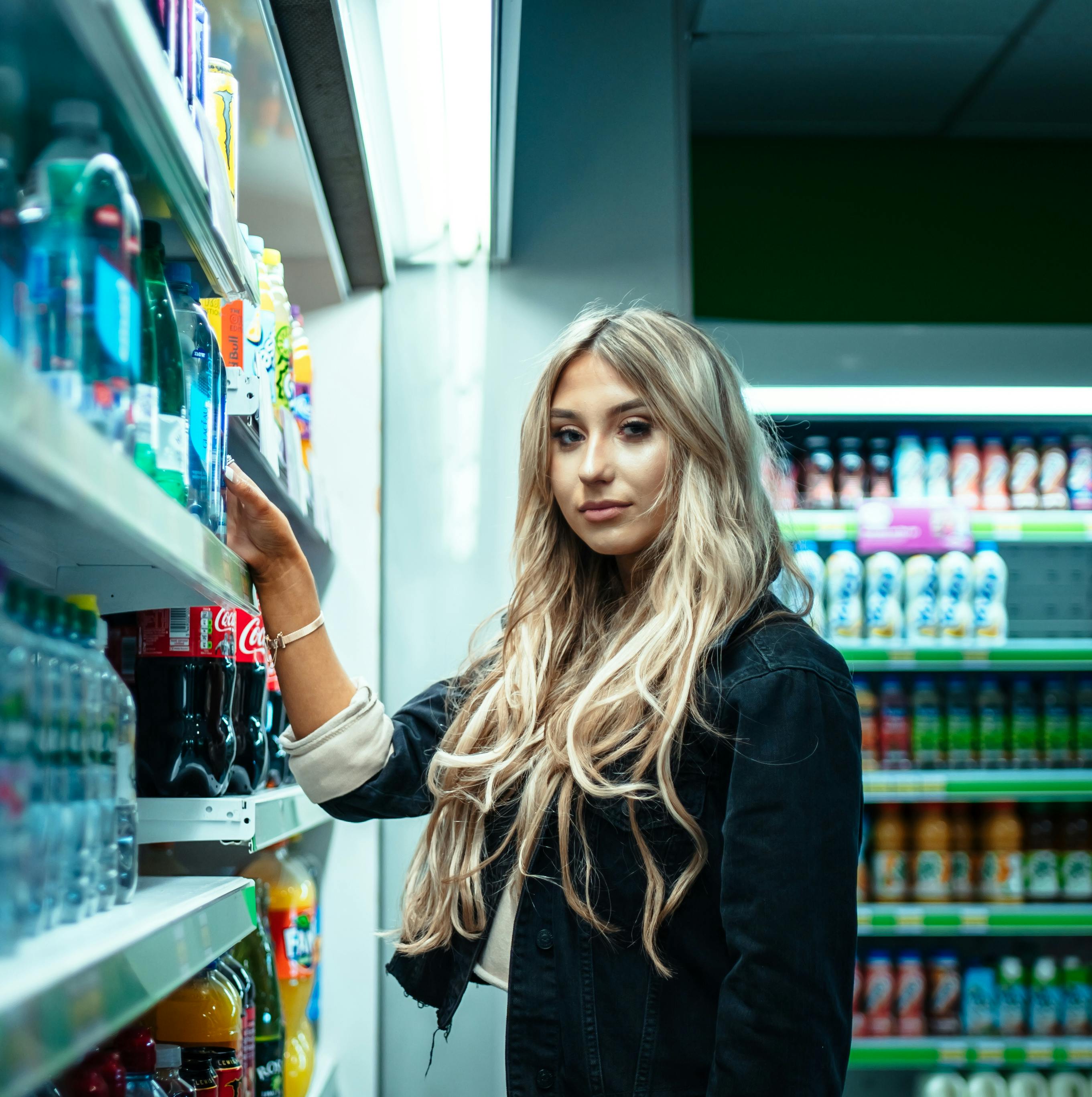 Une femme à côté d'un rayon de magasin | Source : Pexels