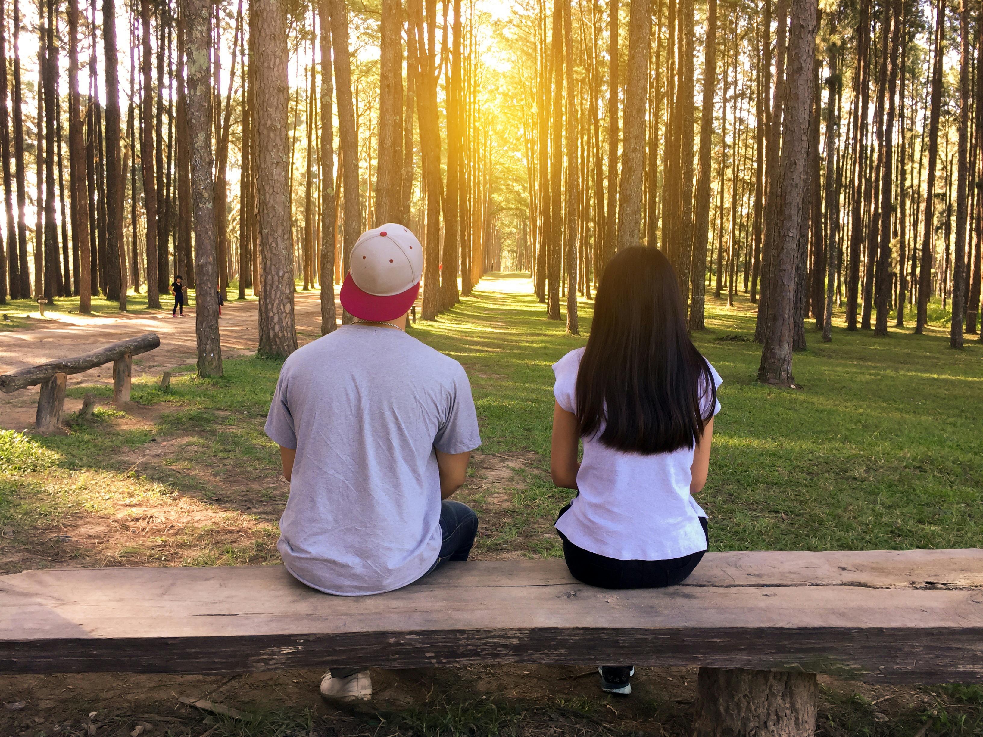 Un couple assis sur un banc | Source : Pexels