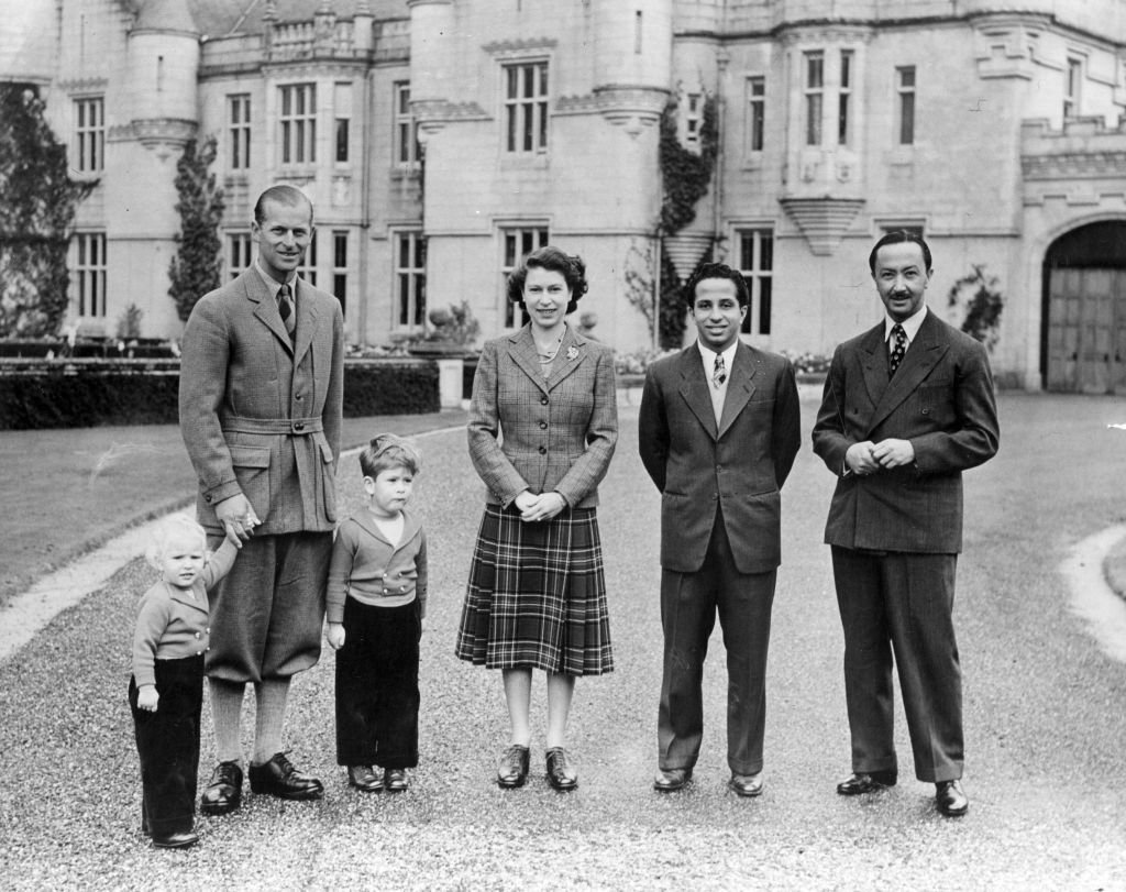 24 septembre 1952 : la reine Elizabeth II et le duc d'Édimbourg avec leurs enfants, la princesse Anne et le prince Charles reçoivent le roi Feisal et le régent d'Irak dans le parc du château de Balmoral, en Écosse. | Photo : Getty Images
