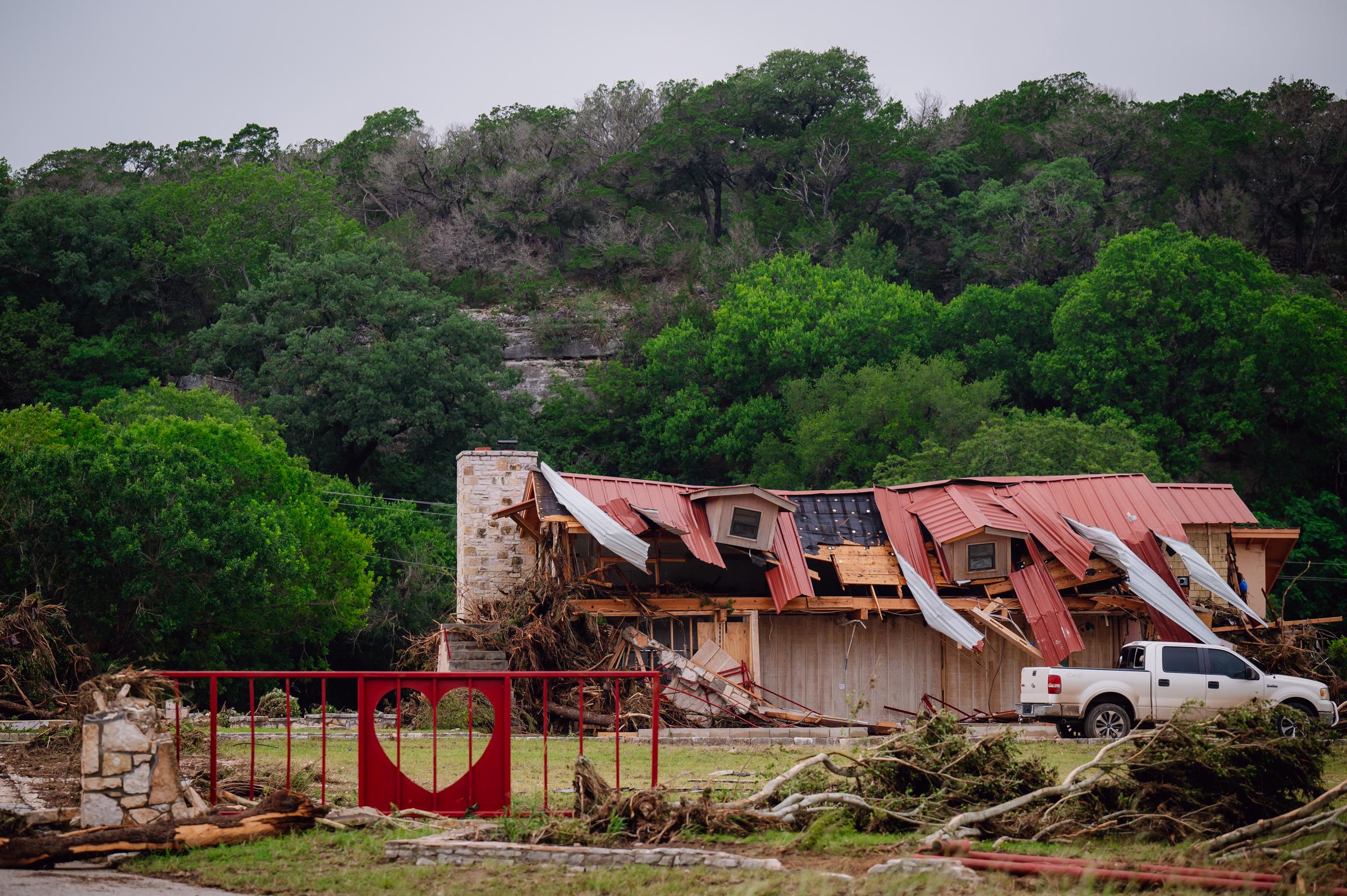 Dommages causés par une inondation autour d'un bâtiment de deux étages dans le comté de Kerr, au Texas, le 5 juillet 2025. | Source : Getty Images
