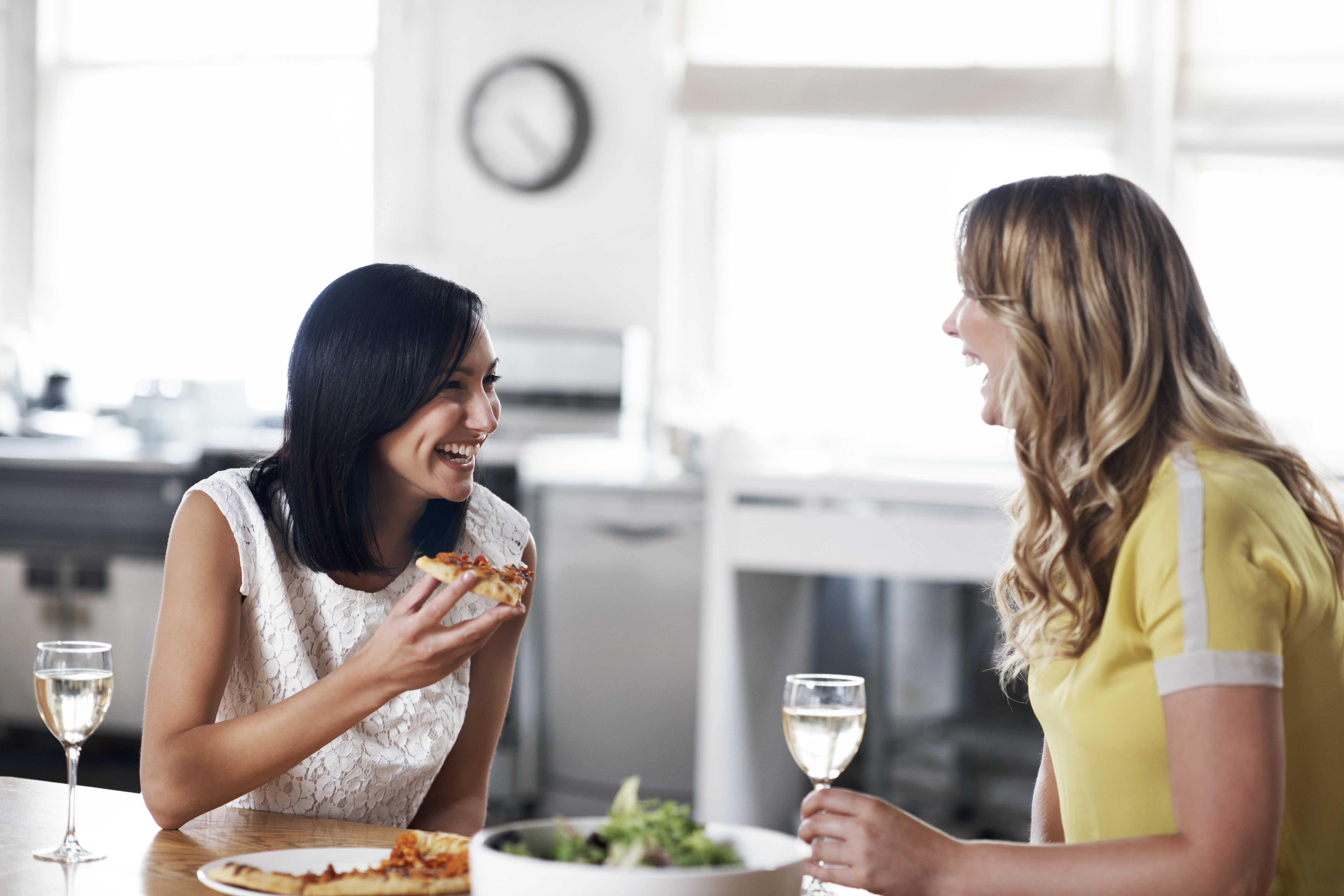 Femmes dînant ensemble | Source : Getty Images