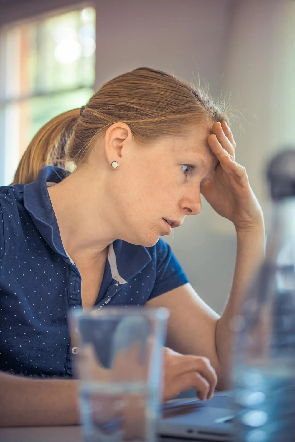 Une femme inquiète | Source : Pexels