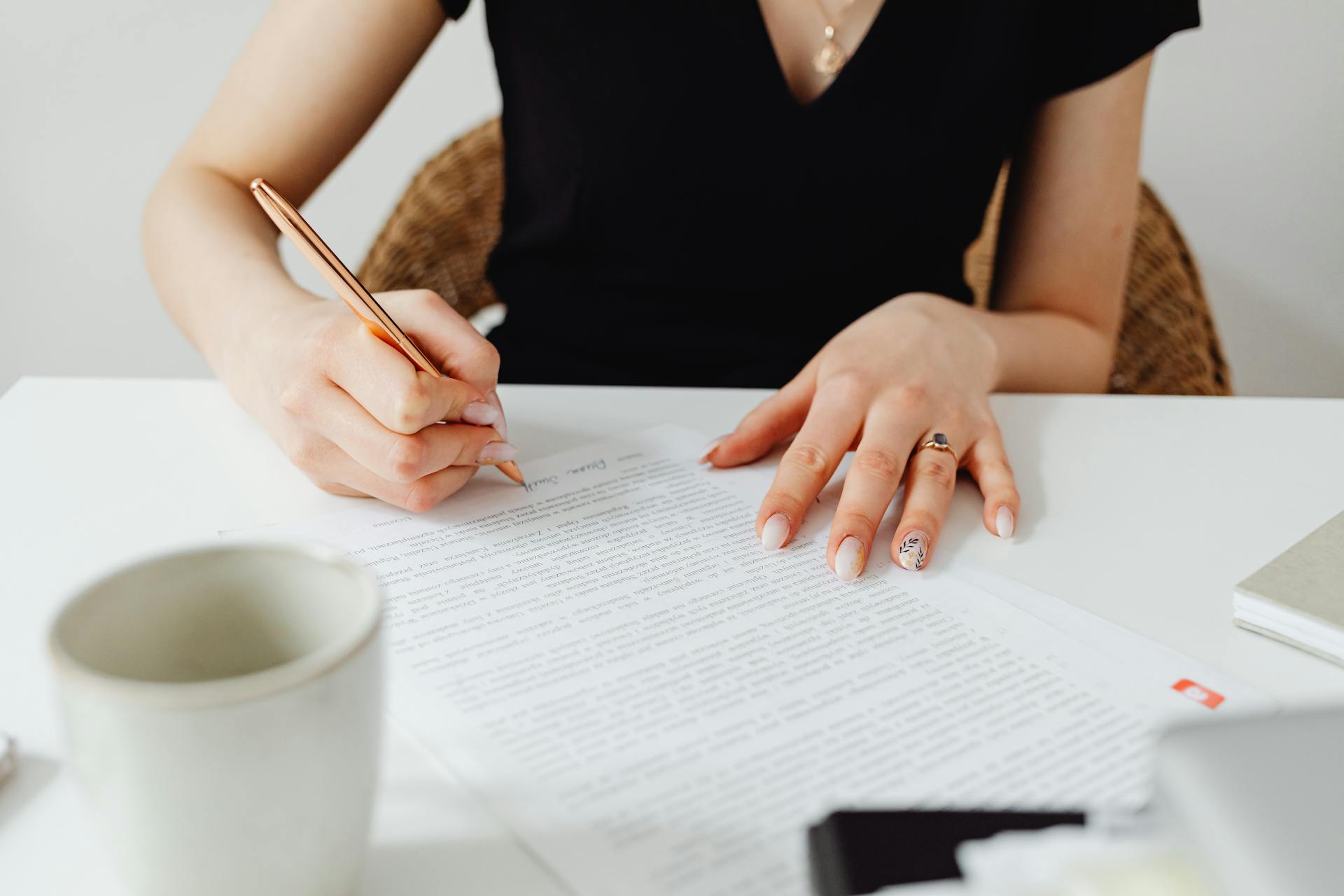 Une femme signant un document | Source : Pexels