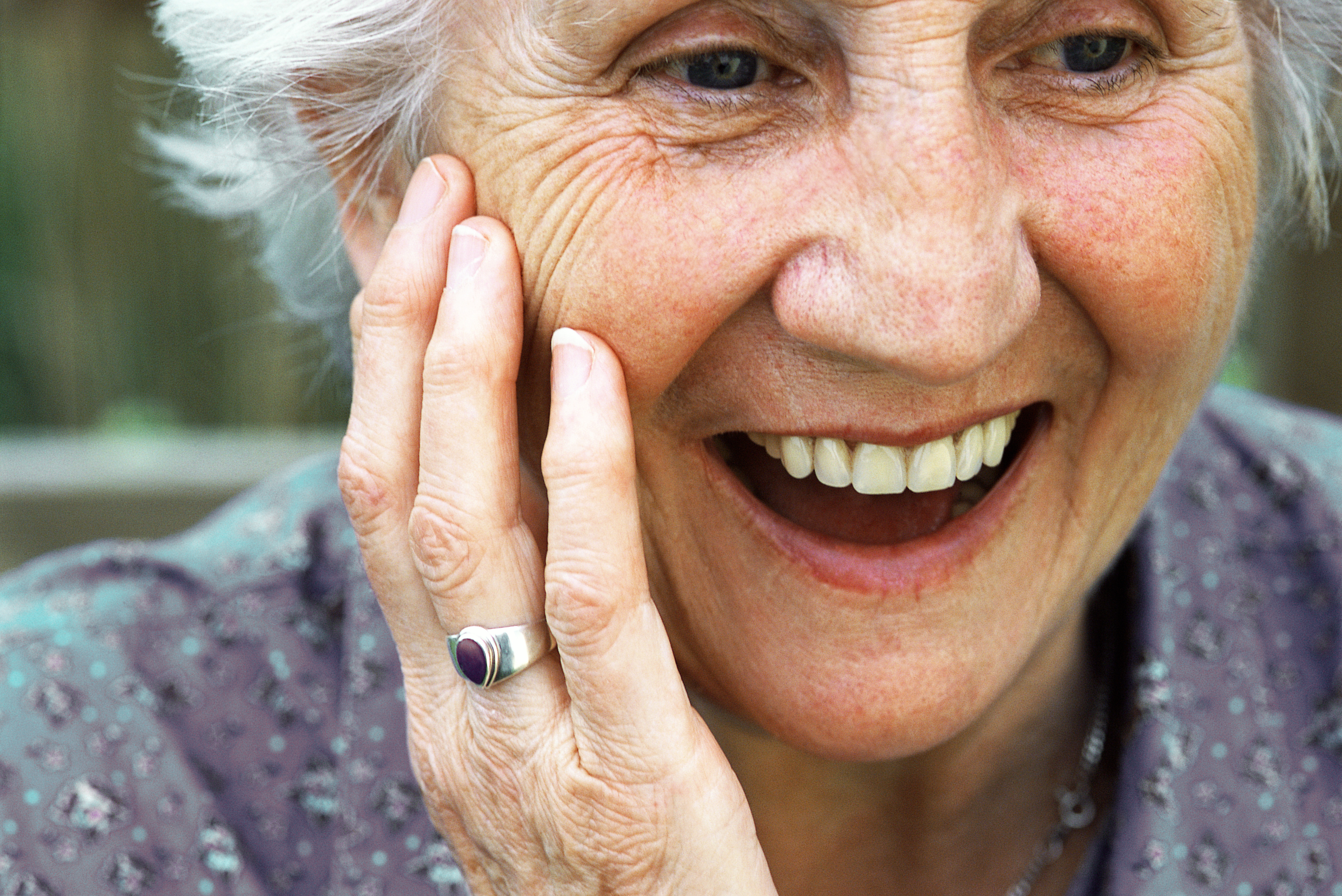 Une femme âgée souriante | Source : Getty Images