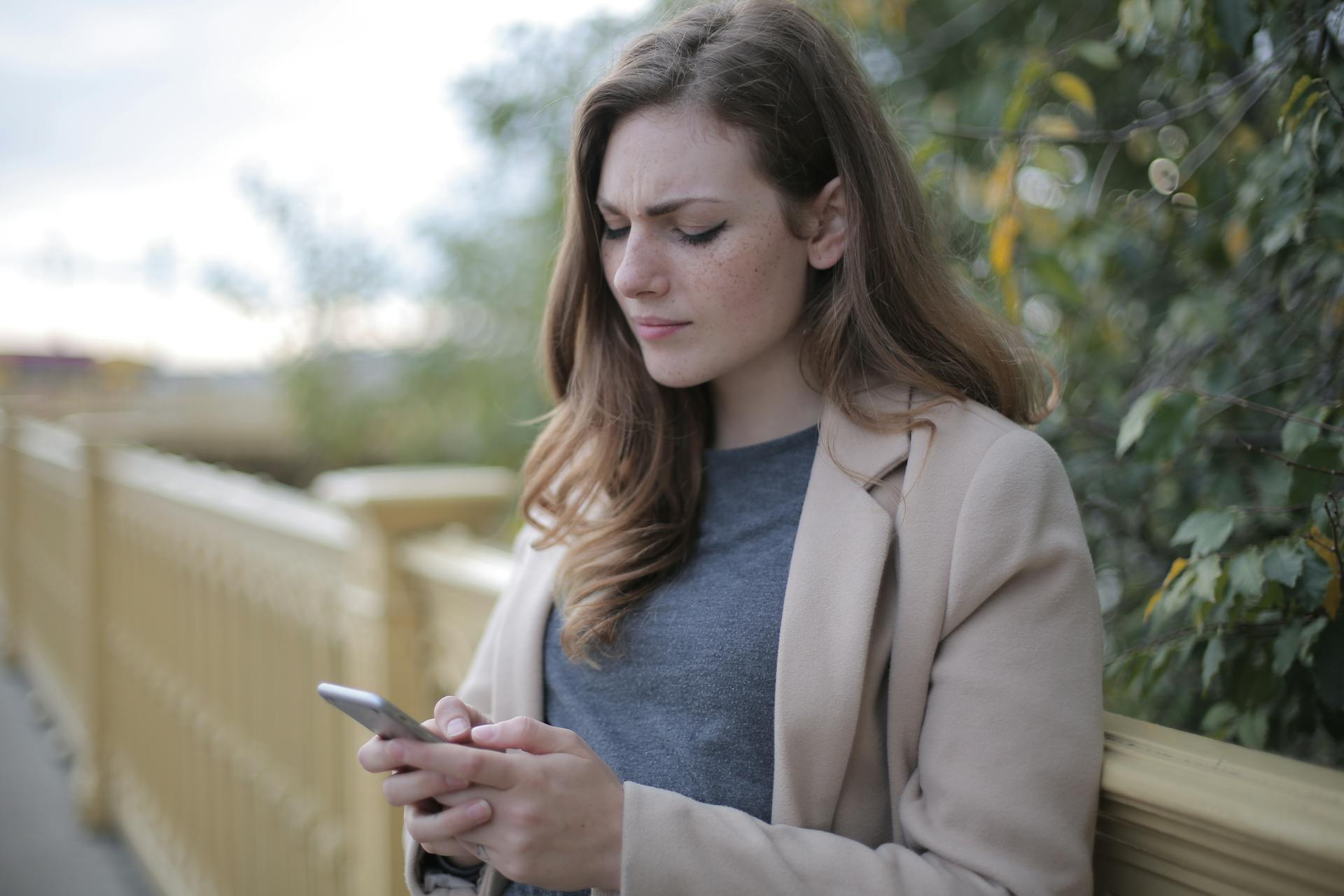 Une femme qui regarde son téléphone | Source : Pexels
