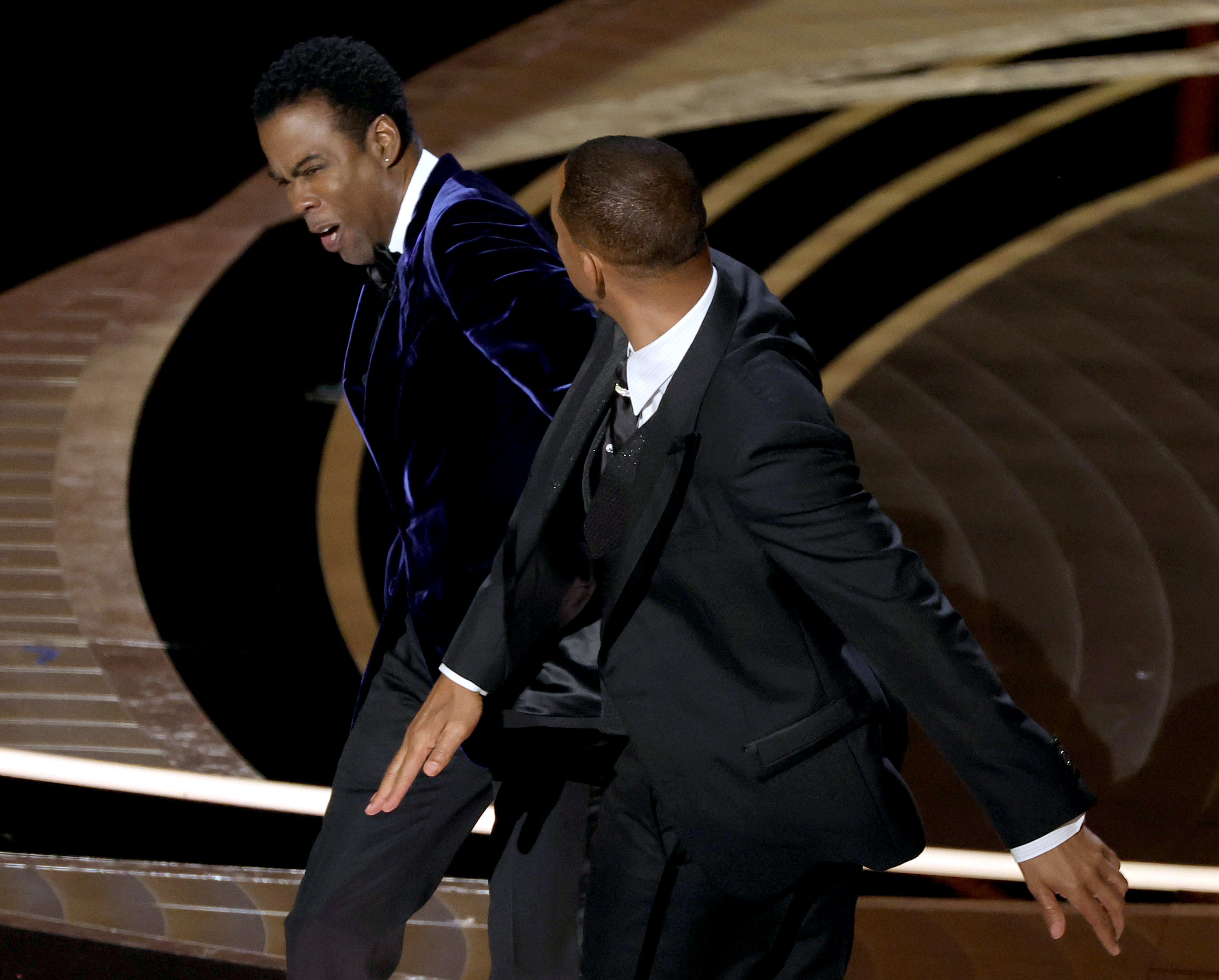 Will Smith semble gifler Chris Rock sur scène lors de la 94e cérémonie annuelle des Oscars au Dolby Theatre, le 27 mars 2022, à Hollywood, Californie | Source : Getty Images