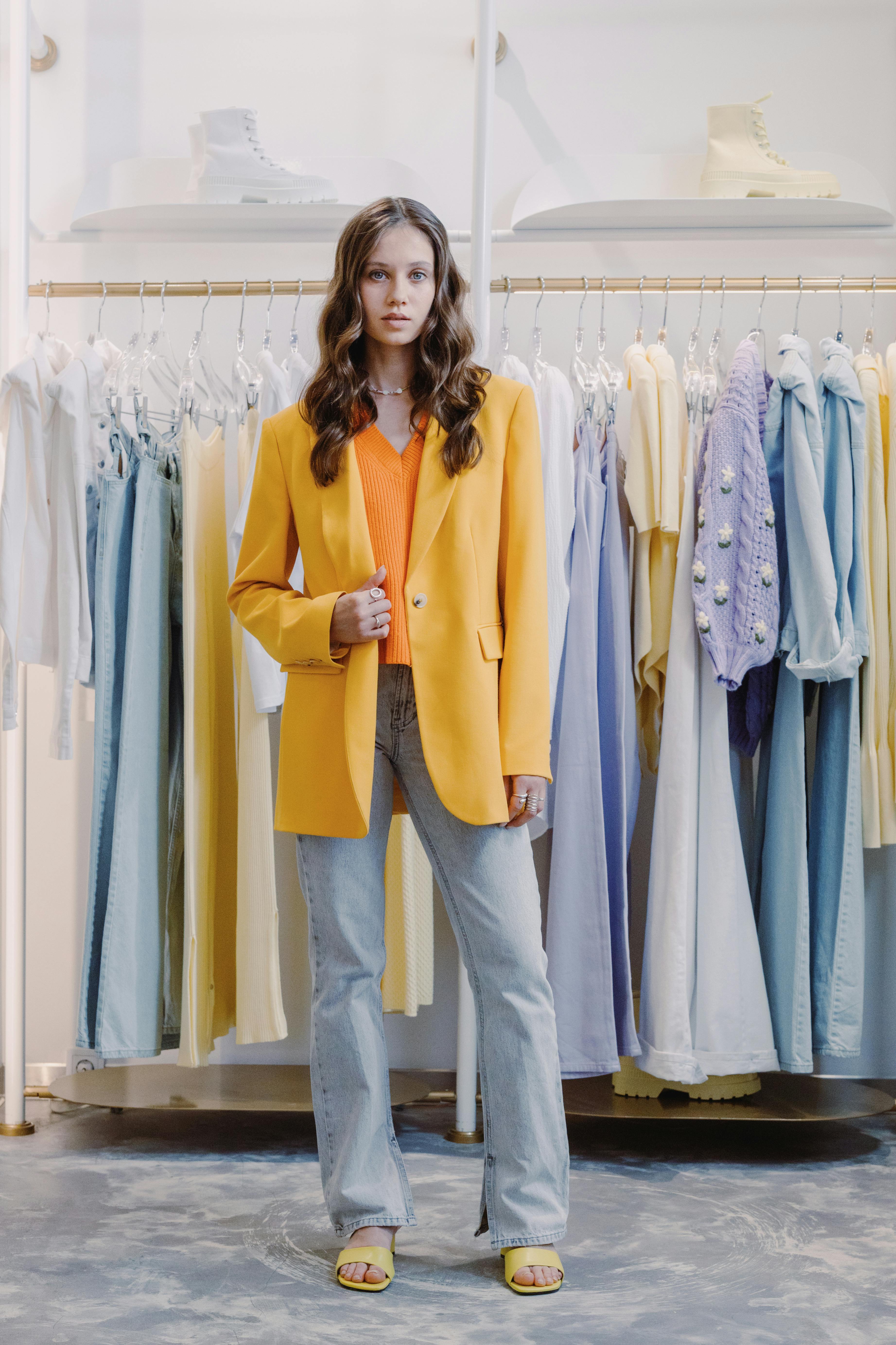 Une femme habillée et posant dans un magasin | Source : Pexels