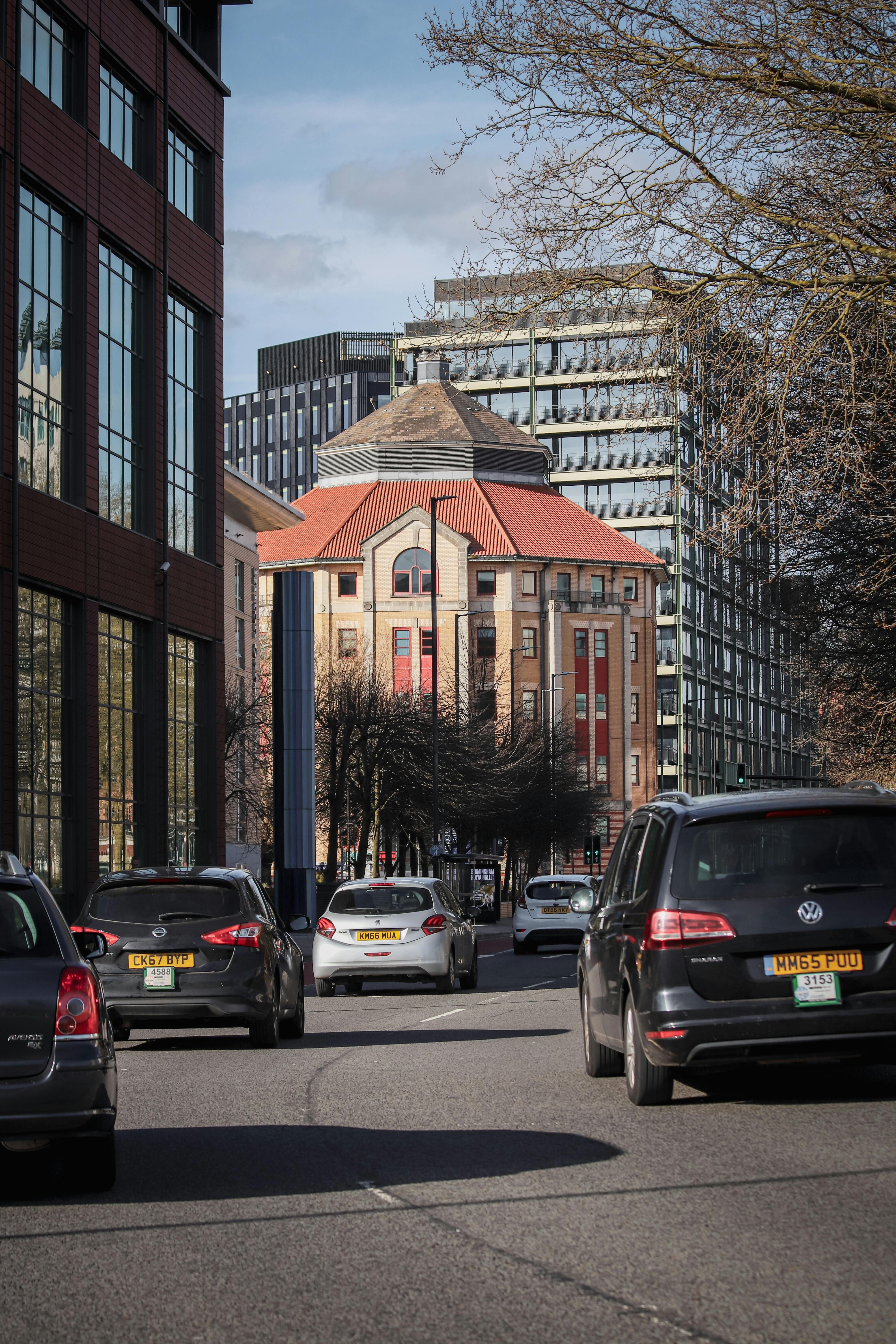 Des voitures dans une rue animée de la ville | Source : Pexels