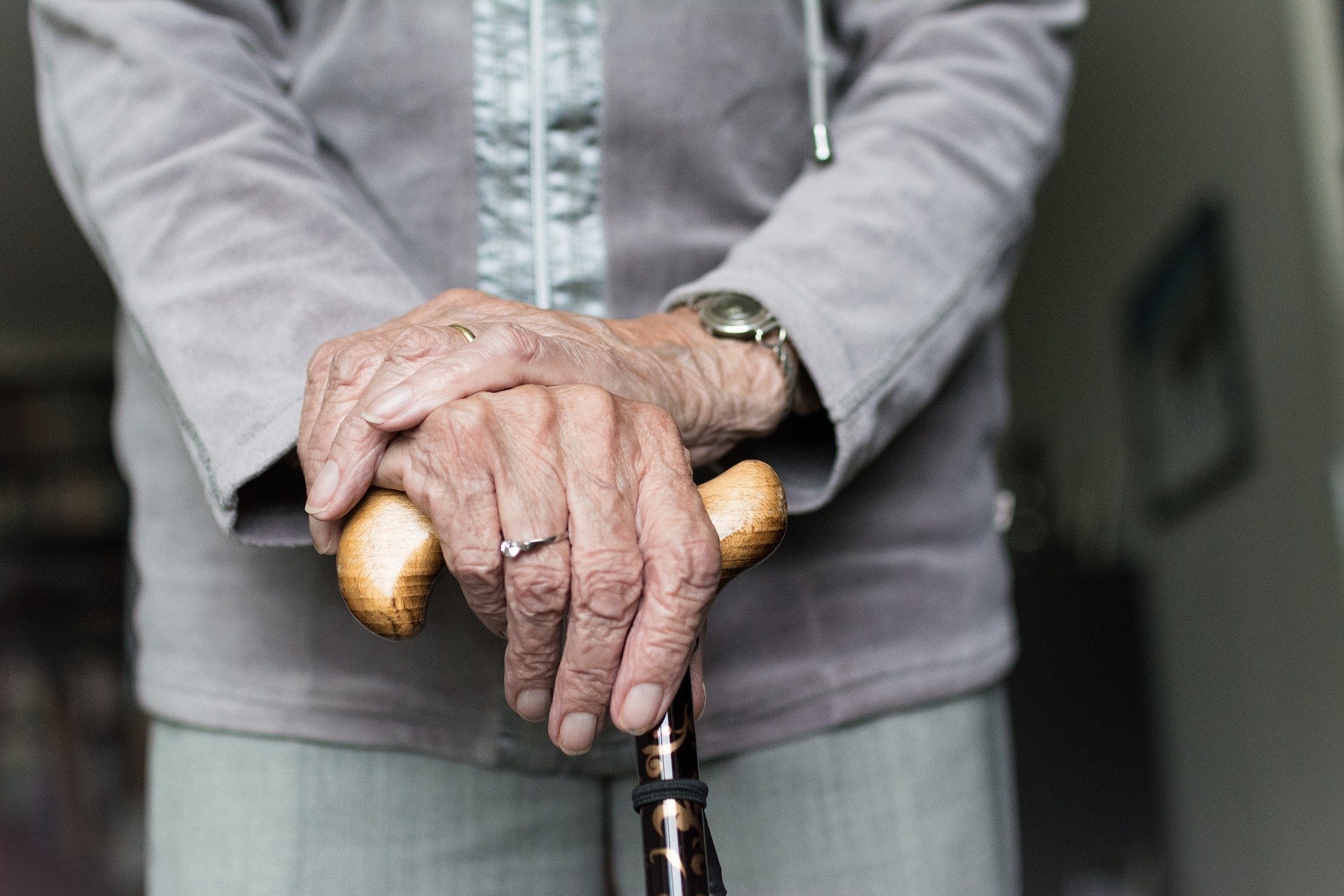 Une vieille dame debout avec sa canne. | Source : Pixabay