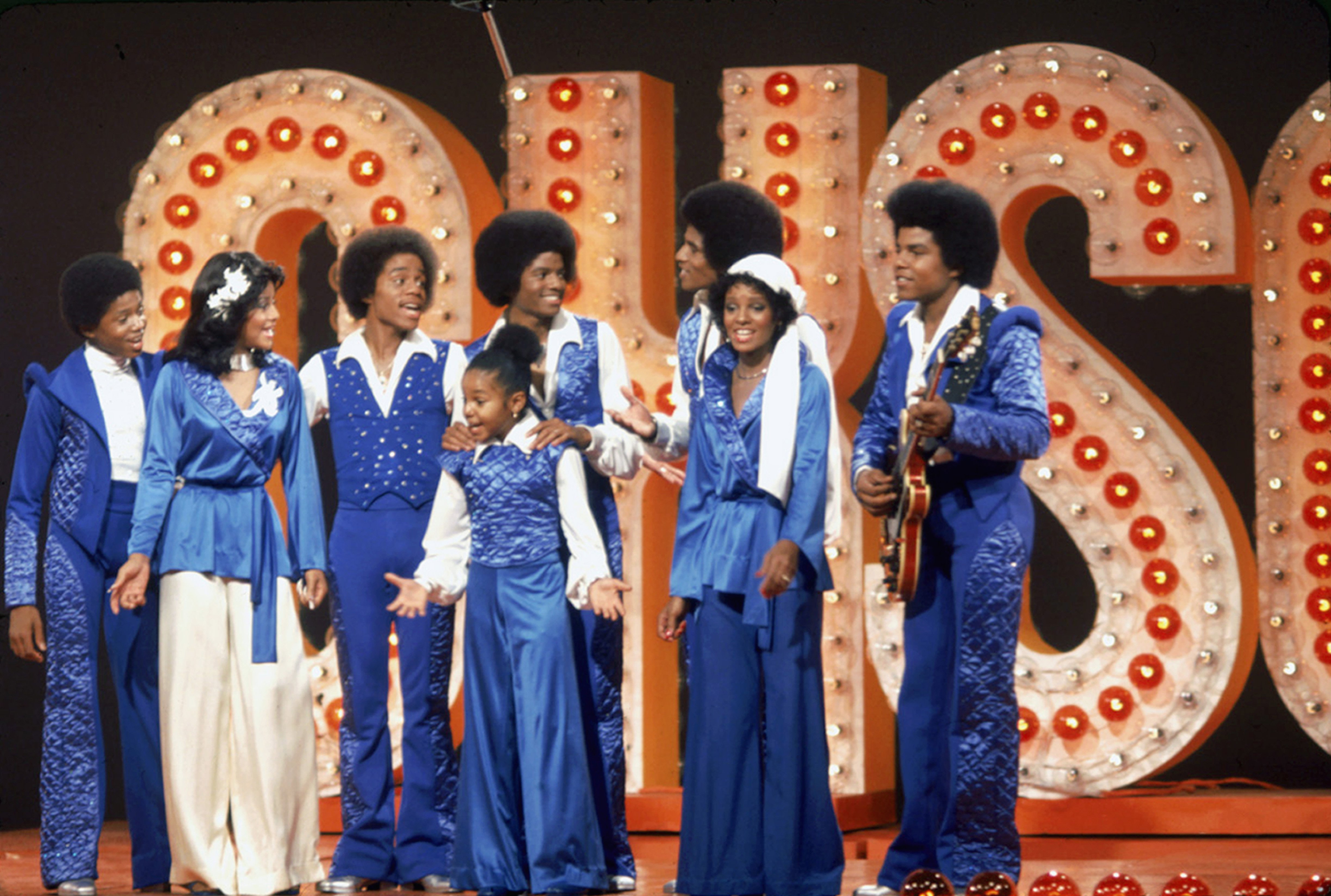 La famille Jackson filme une émission de télévision aux Burbank Studios, en Californie, le 13 novembre 1976. De gauche à droite, Randy, La Toya, Marlon, Janet, Michael, Jackie, Rebbie et Tito | Photo : Getty Images