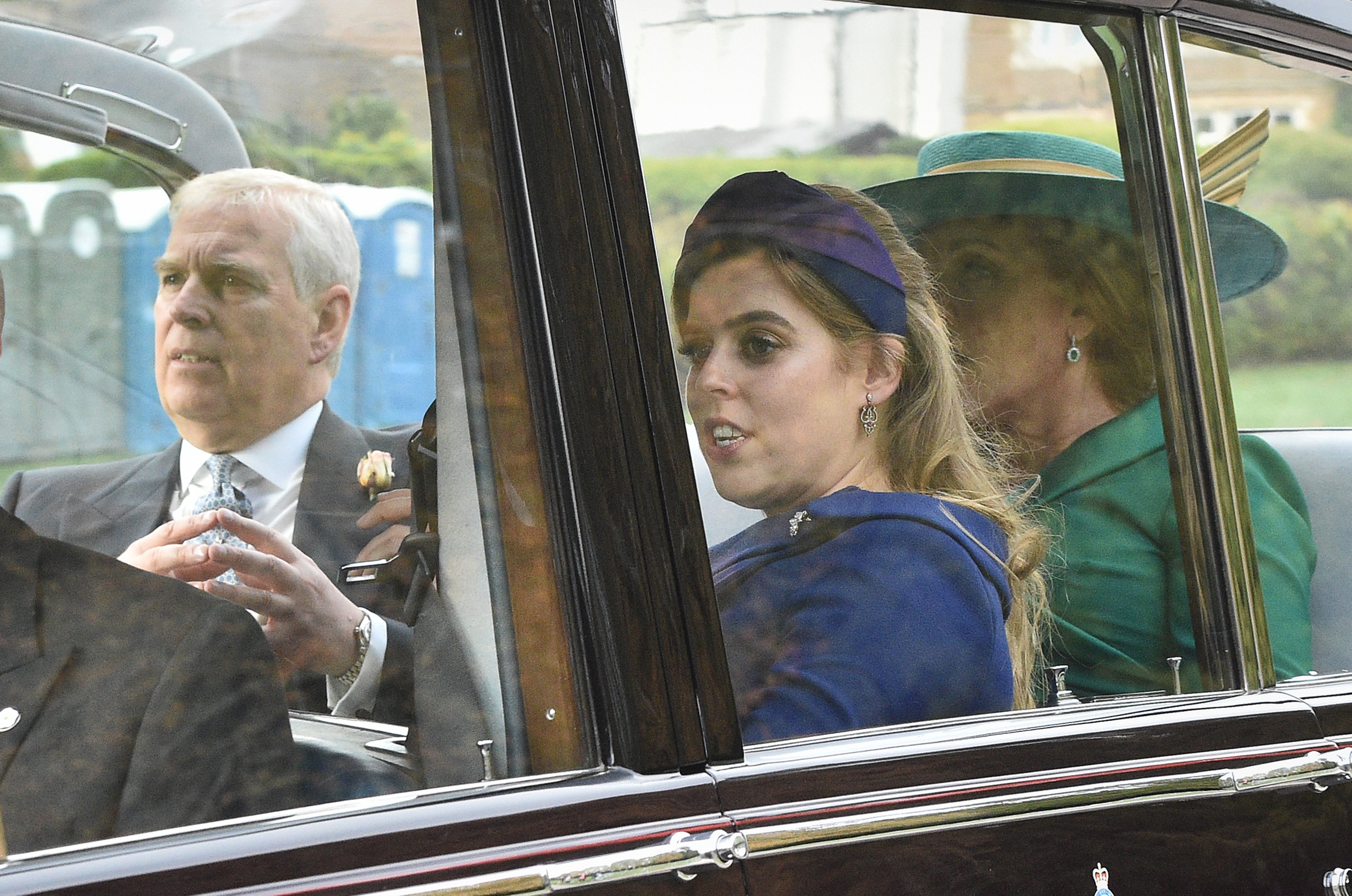 Le prince Andrew, duc d'York, la princesse Béatrice et Sarah, duchesse d'York quittent le château de Windsor après leur mariage pour une réception en soirée au Royal Lodge, le 12 octobre 2018 à Windsor, en Angleterre. | Source : Getty Images
