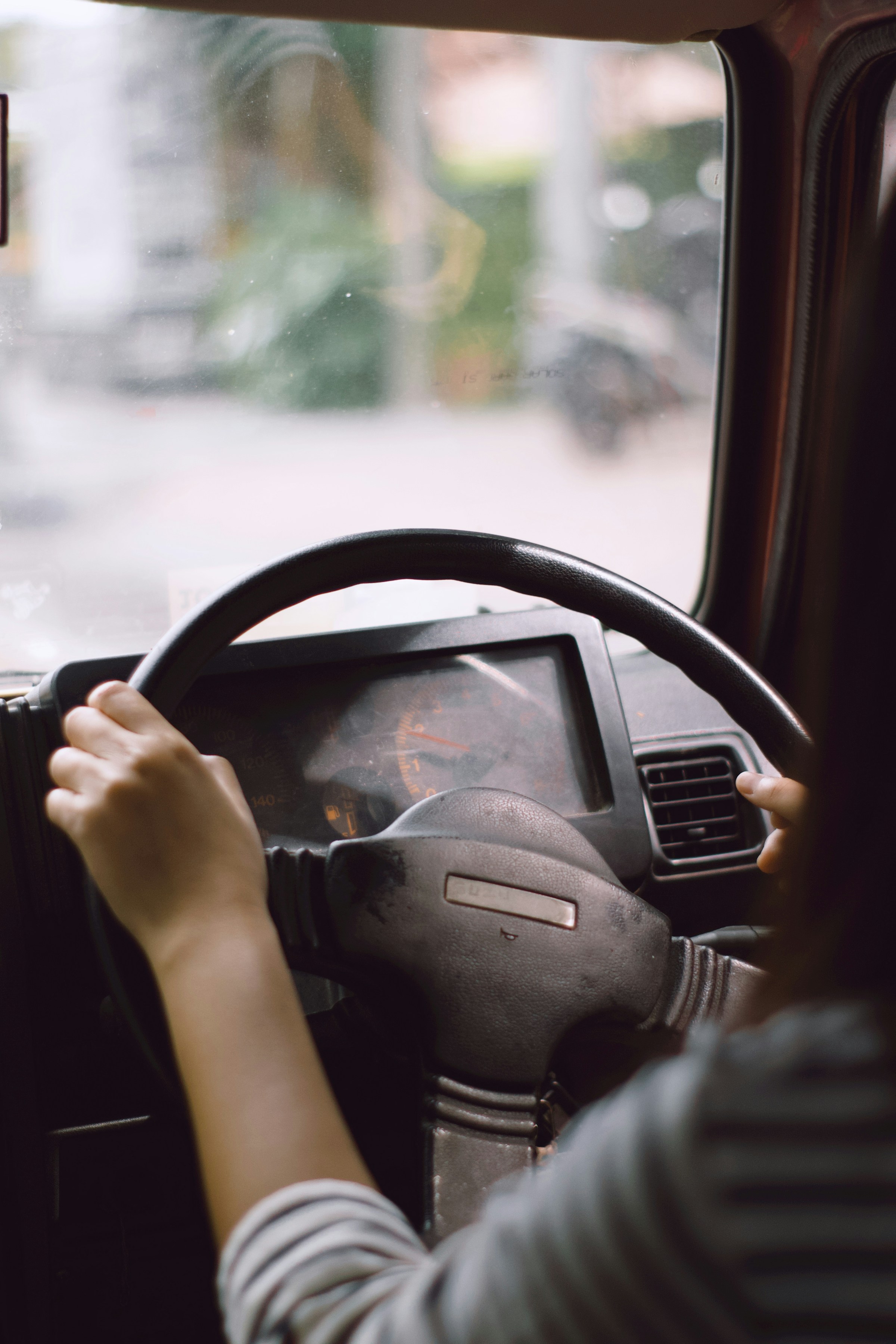 Une femme au volant d'une voiture | Source : Unsplash
