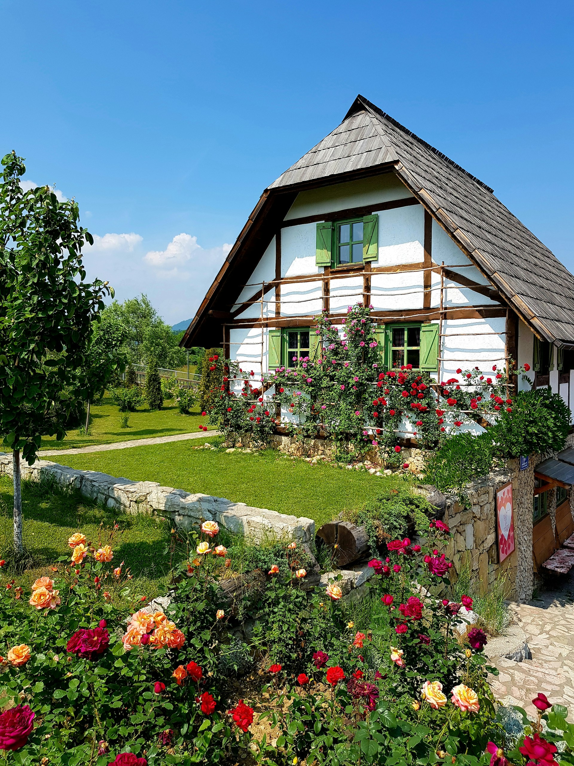 Une maison avec un beau jardin | Source : Unsplash