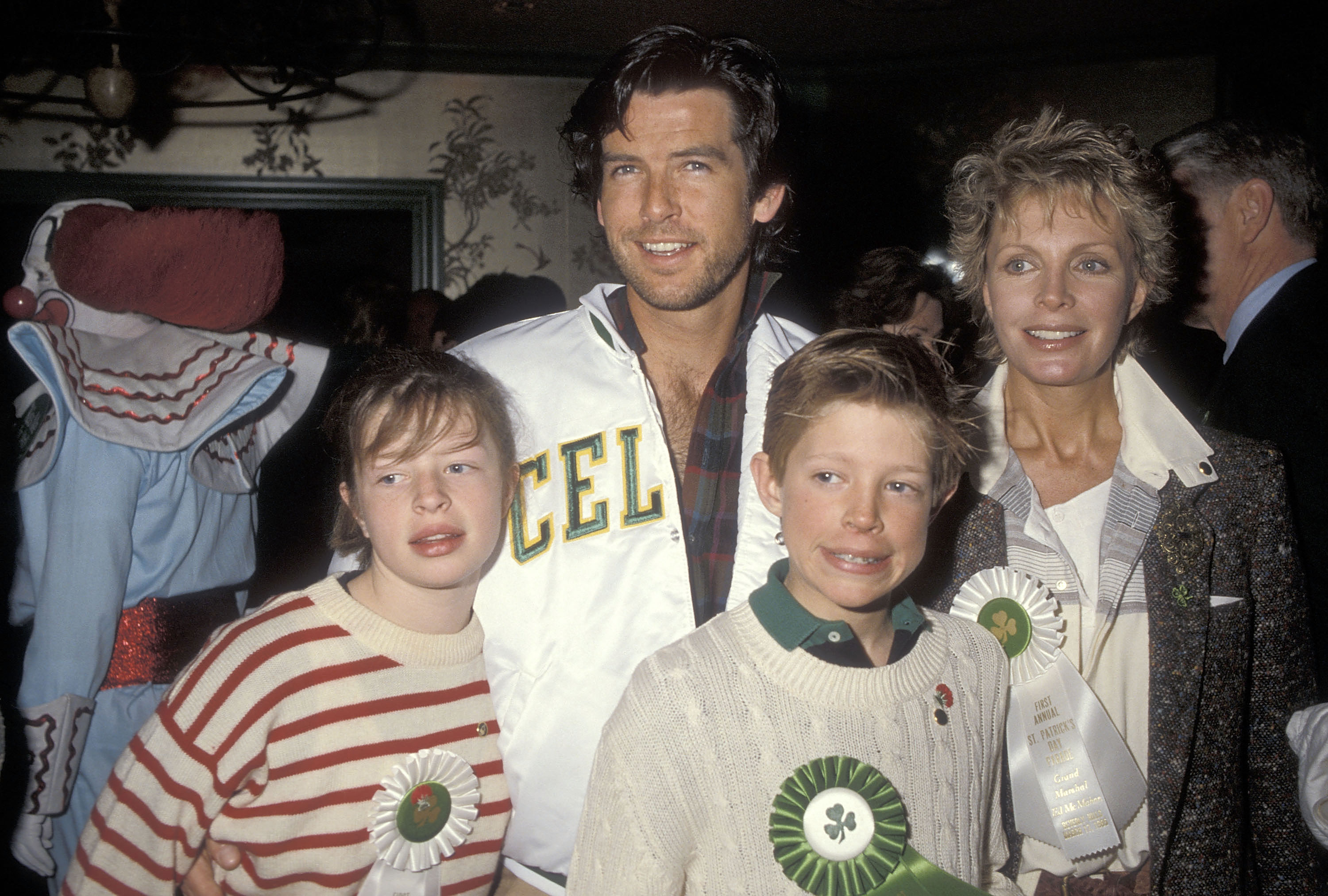 Pierce Brosnan, Cassandra Harris, Charlotte Brosnan et Christopher Brosnan au premier brunch annuel des célébrités de la parade de la Saint-Patrick de Beverly Hills, le 17 mars 1985, à Beverly Hills, en Californie. | Source : Getty Images